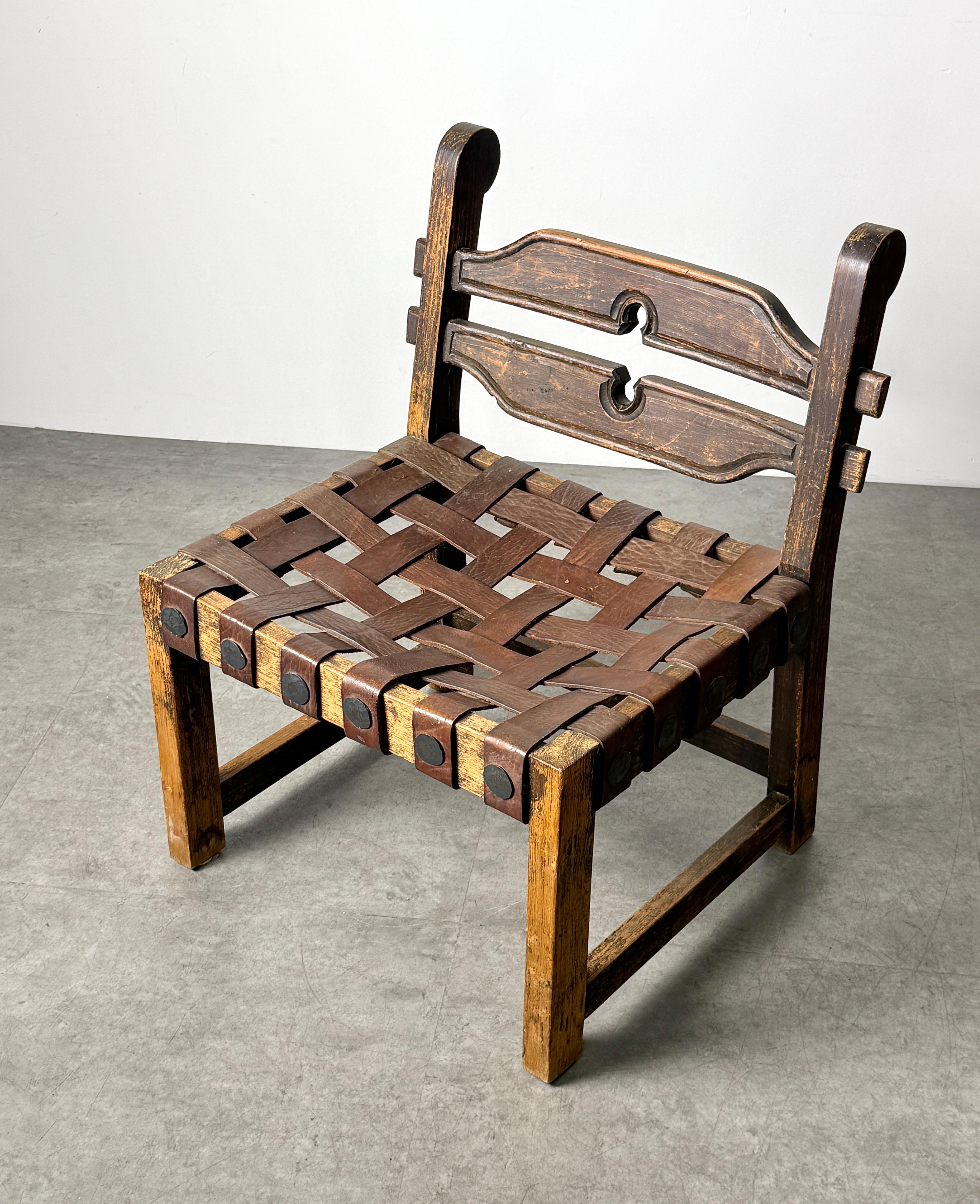 Sedia a cinghia in pelle della metà del secolo scorso attribuita a William Spratling
Realizzato per Arte de Mexico Internacionales, S.A. circa 1960

Telaio intagliato a mano con dettaglio di taglio dello schienale
La seduta in pelle intrecciata è