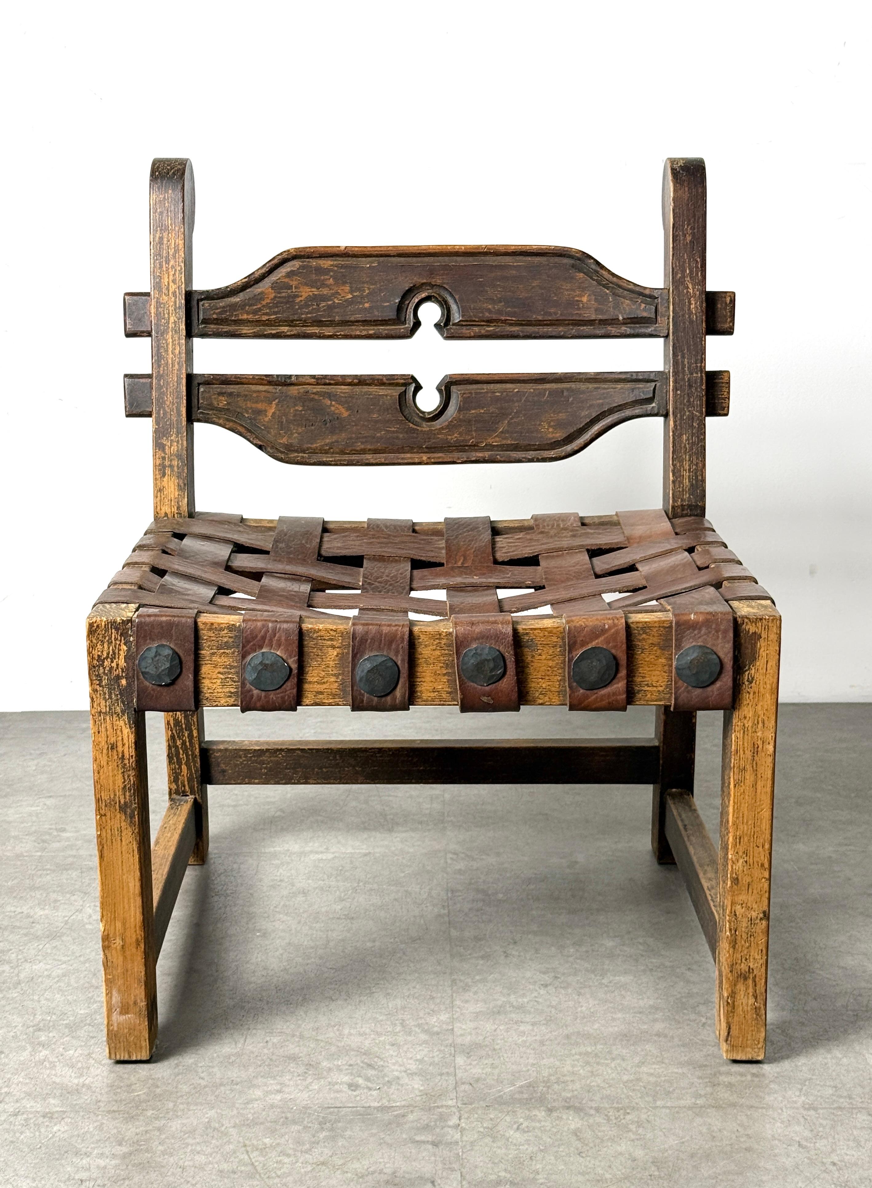 Mid-Century moderno Sedia messicana di metà secolo in pelle intagliata a mano Spratling attribuita al 1960 in vendita