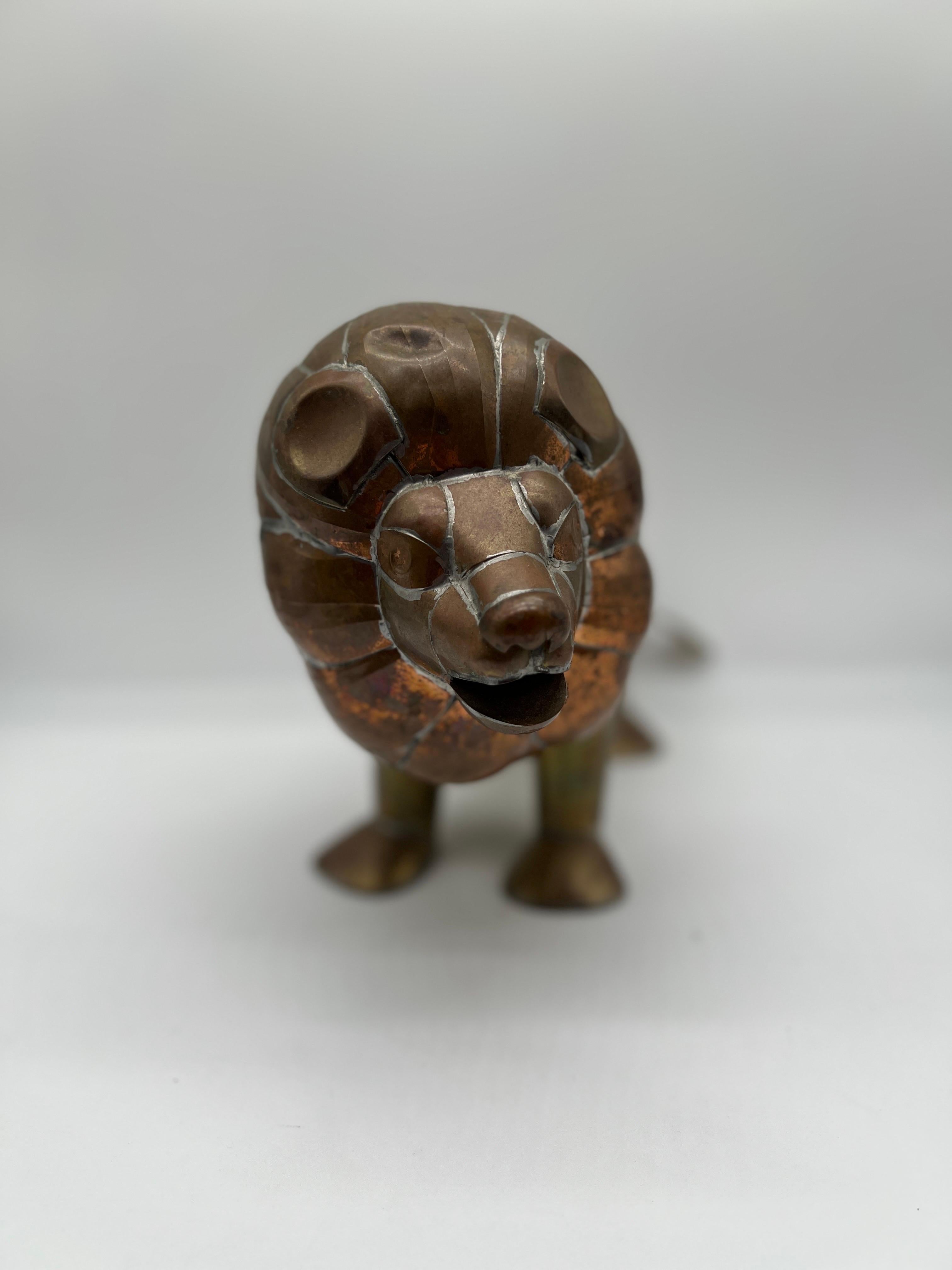 Attribué à : Sergio Bustamante (Mexicain, né en 1949), vers 1970. 
Le lion présente le travail unique pour lequel Bustamante est connu, construit en cuivre et en laiton traditionnels. La queue est amovible et présente un petit point de soudure en