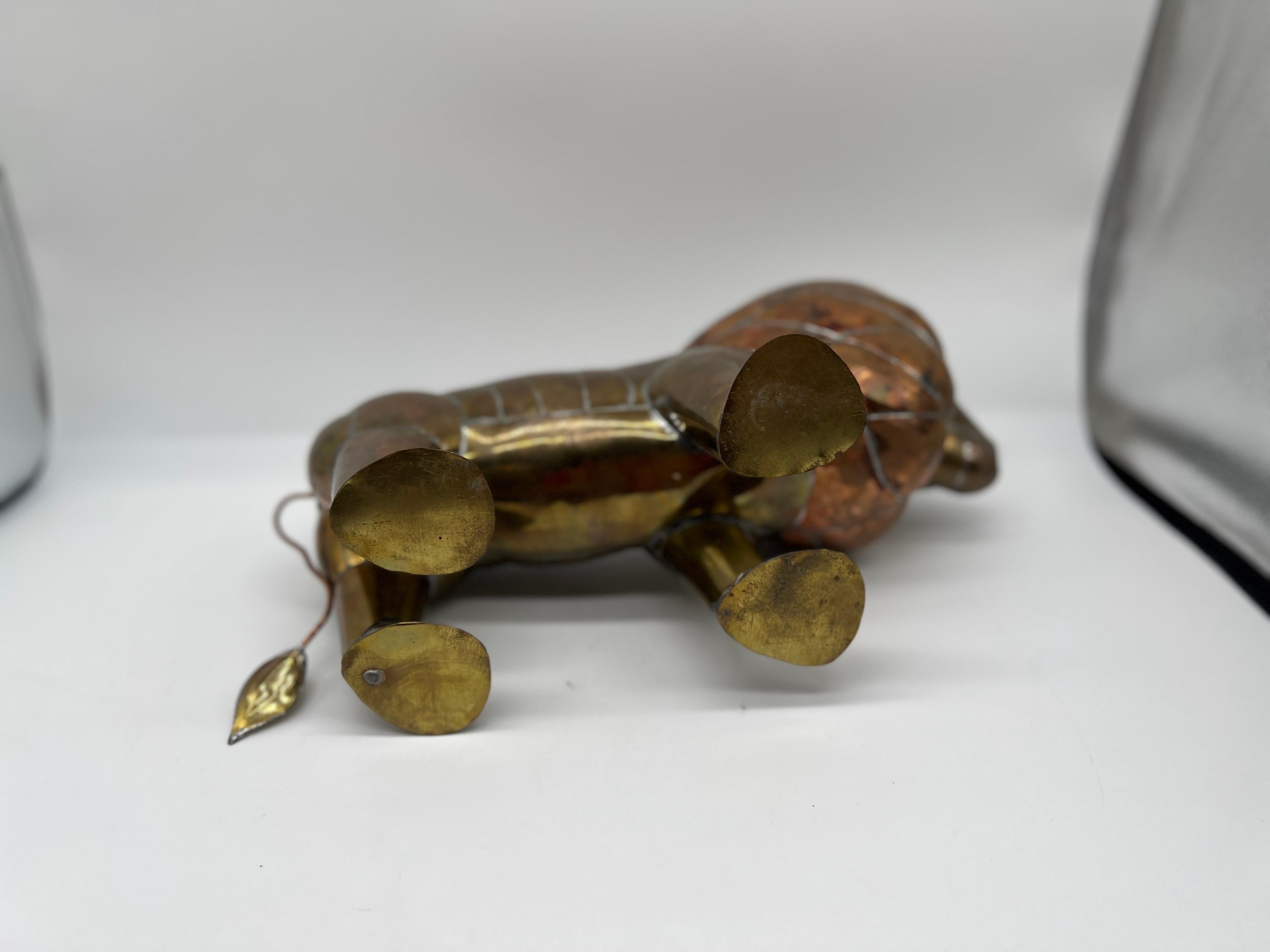 Mexicain Le lion mexicain du milieu du siècle dernier, en métal mélangé, cuivre et laiton, attribué à Bustamante en vente