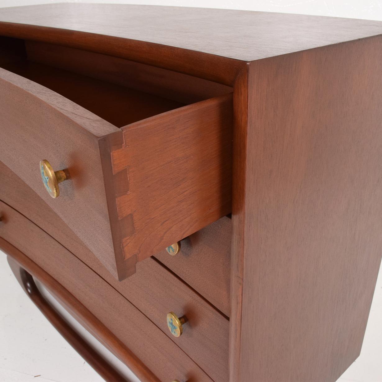 For your consideration, a midcentury Mexican modernist chest of drawers dresser Frank Kyle Pepe Mendoza.


Constructed with mahogany wood. Cabinet has a slight curve inwards in the front. All drawers are constructed with solid mahogany wood and