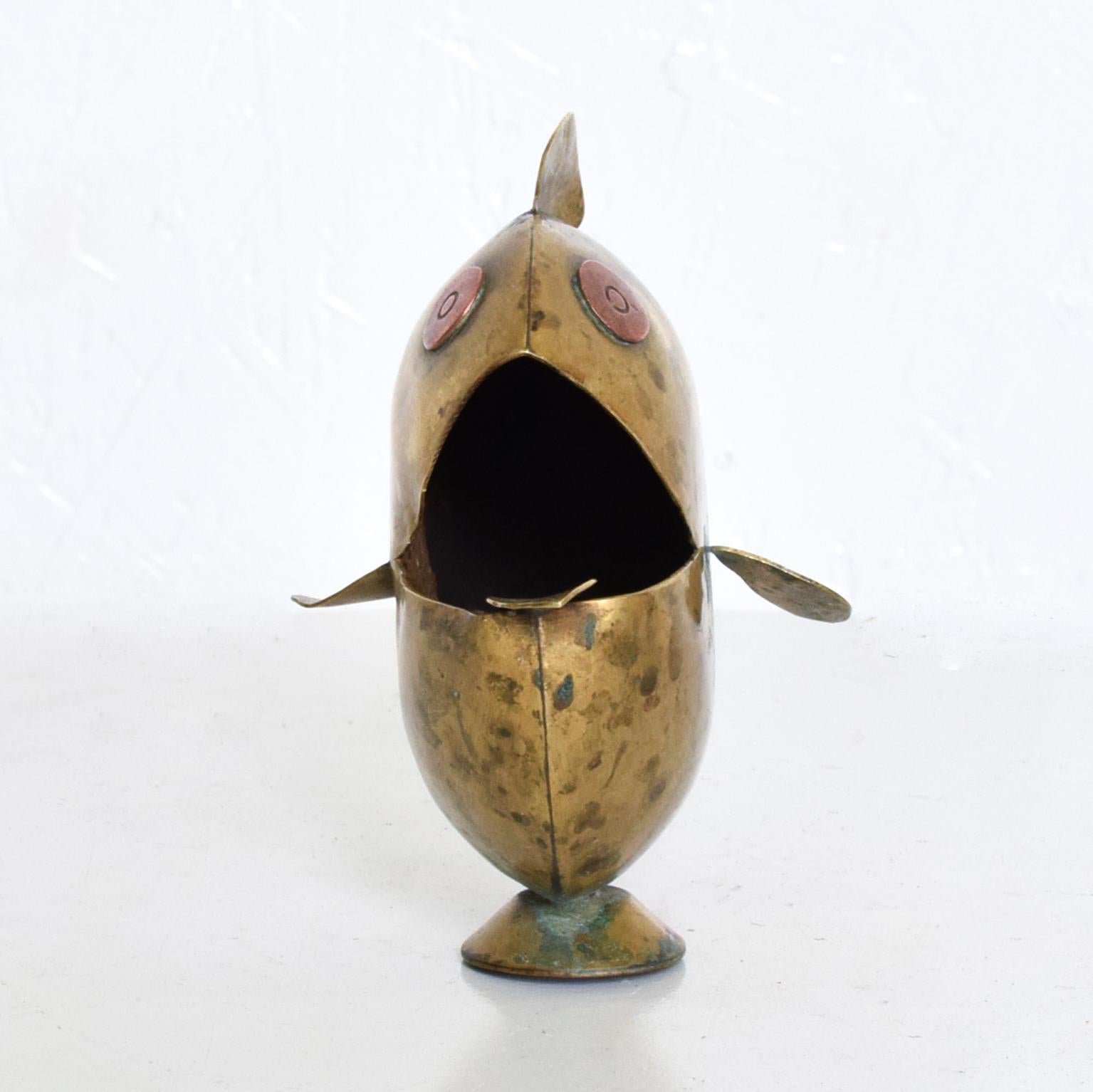 For your consideration, a vintage decorative ashtray in the shape of a fish. Made of solid brass with copper eyes. Unmarked. Made in Mexico circa the 1970s. Dimensions: 4 3/4