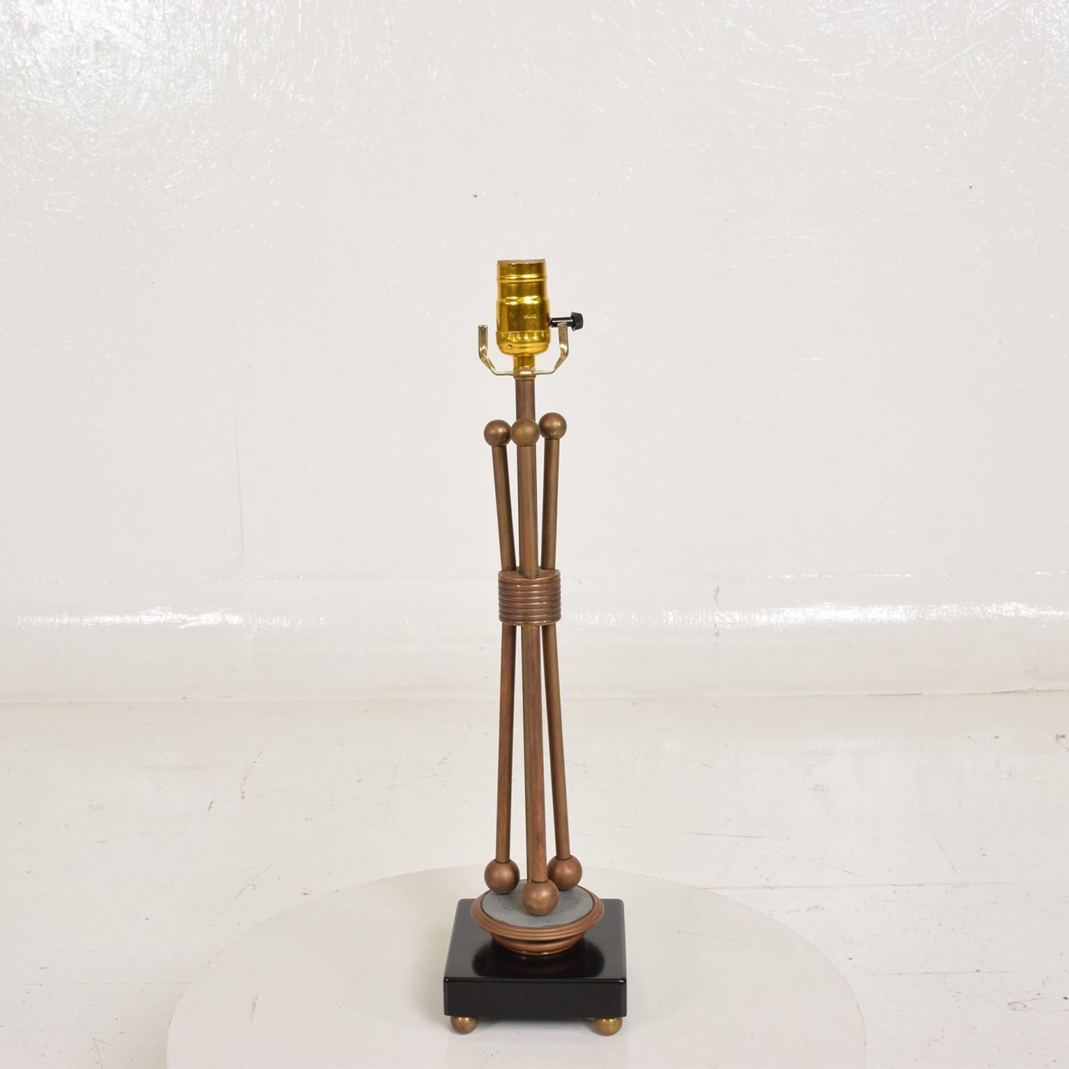 For your consideration, a midcentury Mexican modernist table lamp attributed to Arturo Pani Hollywood Regency era.


Made in Mexico, circa early 1960s. Constructed with brass and aluminium painted in black.


No shade included for props only,