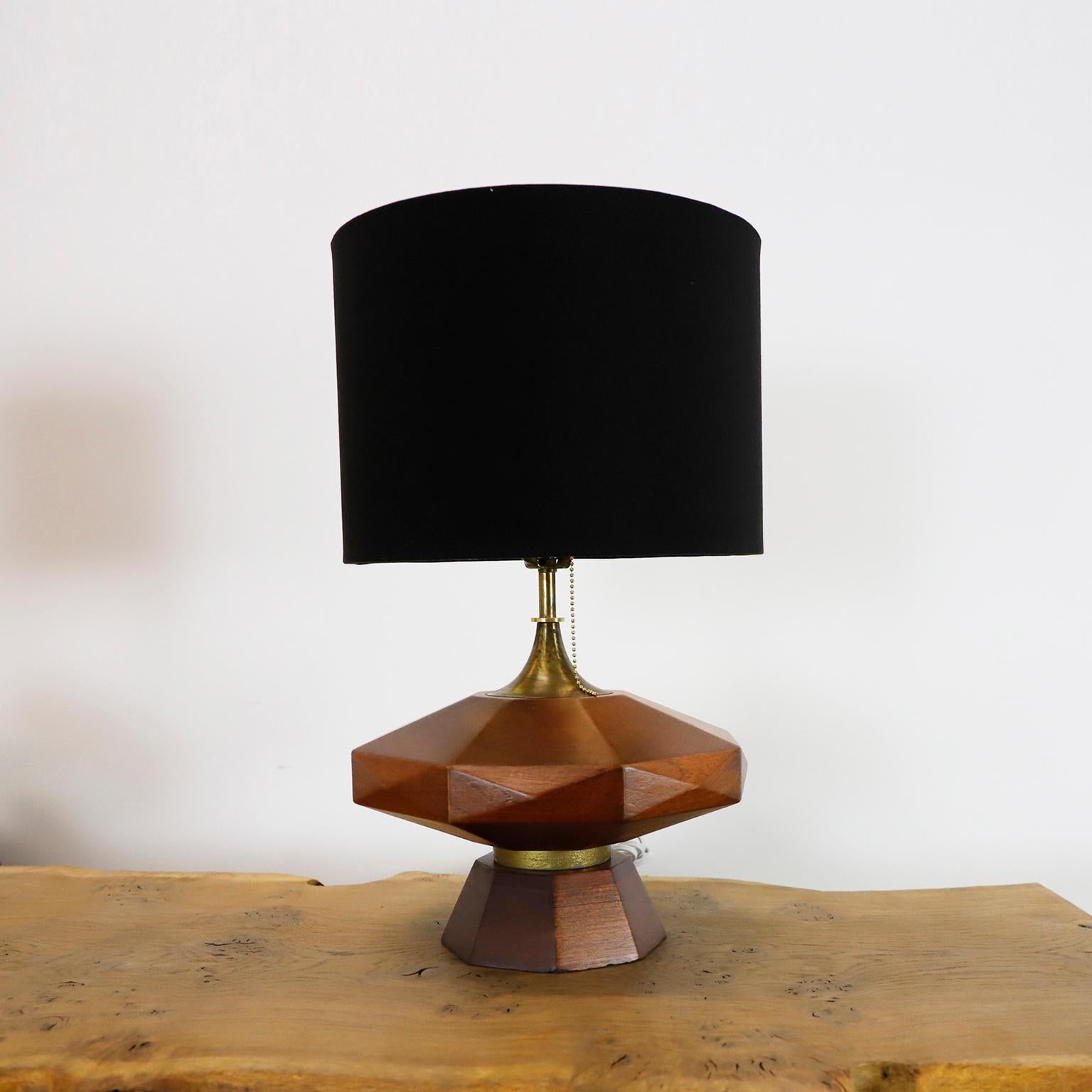 Offriamo questa fantastica coppia di lampade da tavolo moderne messicane della metà del secolo scorso nello stile di Eugenio Escudero; le lampade hanno la vernice originale e sono in ottime condizioni vintage, circa 1960. Non sono incluse sfumature.