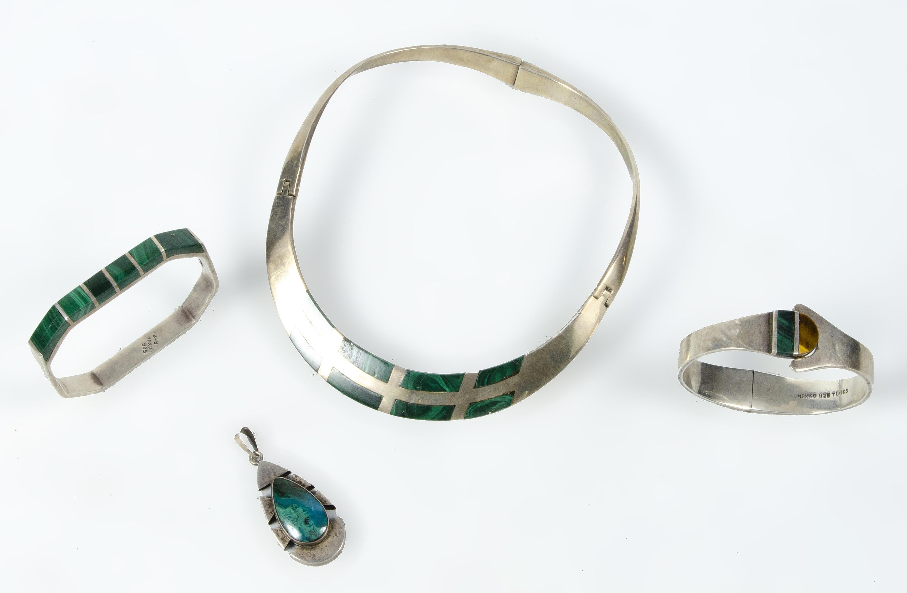 Set di gioielli messicani di metà secolo in argento e malachite: Collana, bracciali, ciondolo in vendita 4