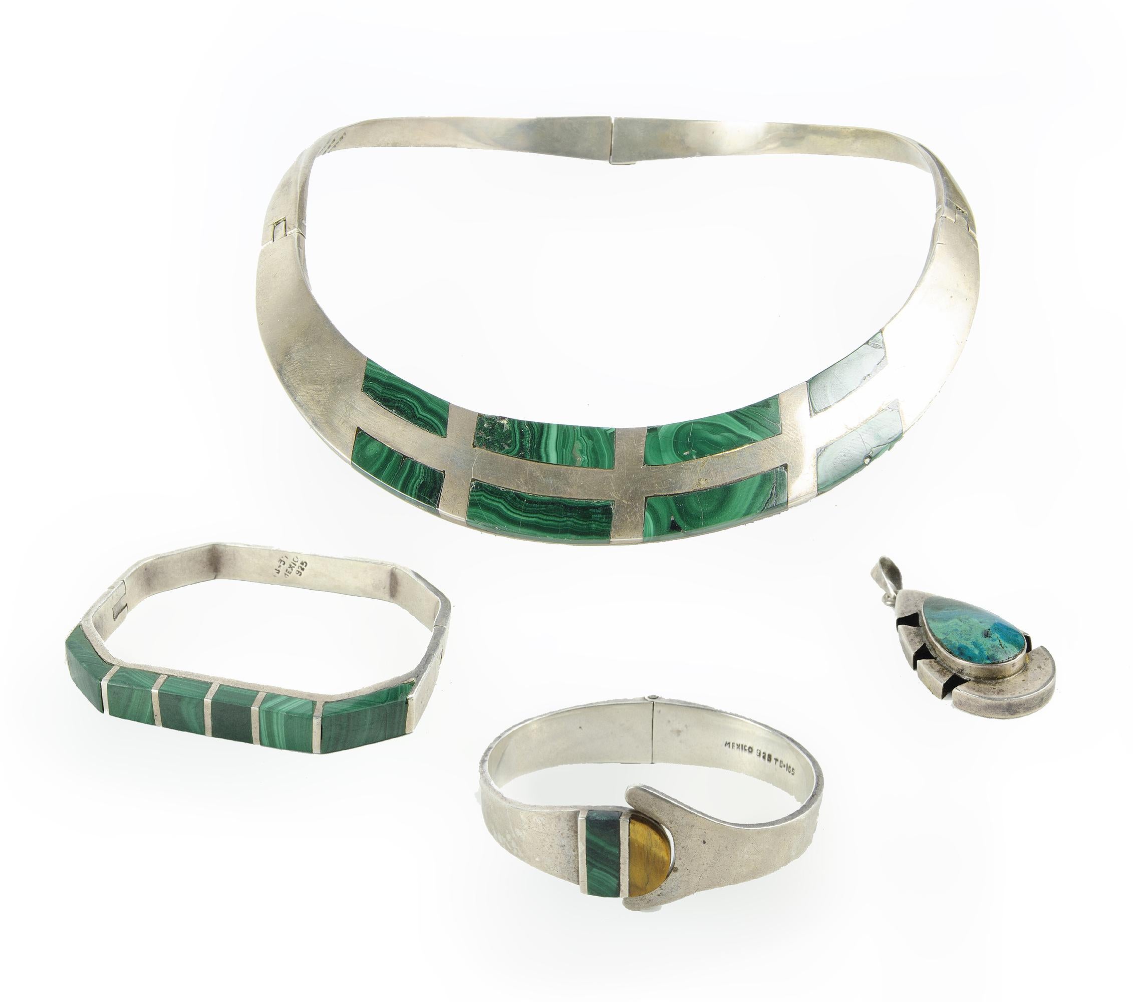 Set di gioielli di metà secolo in argento sterling e malachite: collana, coppia di bracciali e ciondolo di Taxco, Messico, presumibilmente di Los Castillo

Di: Los Castillo (nello stile di)
Materiale: argento sterling, argento, metallo, pietra,