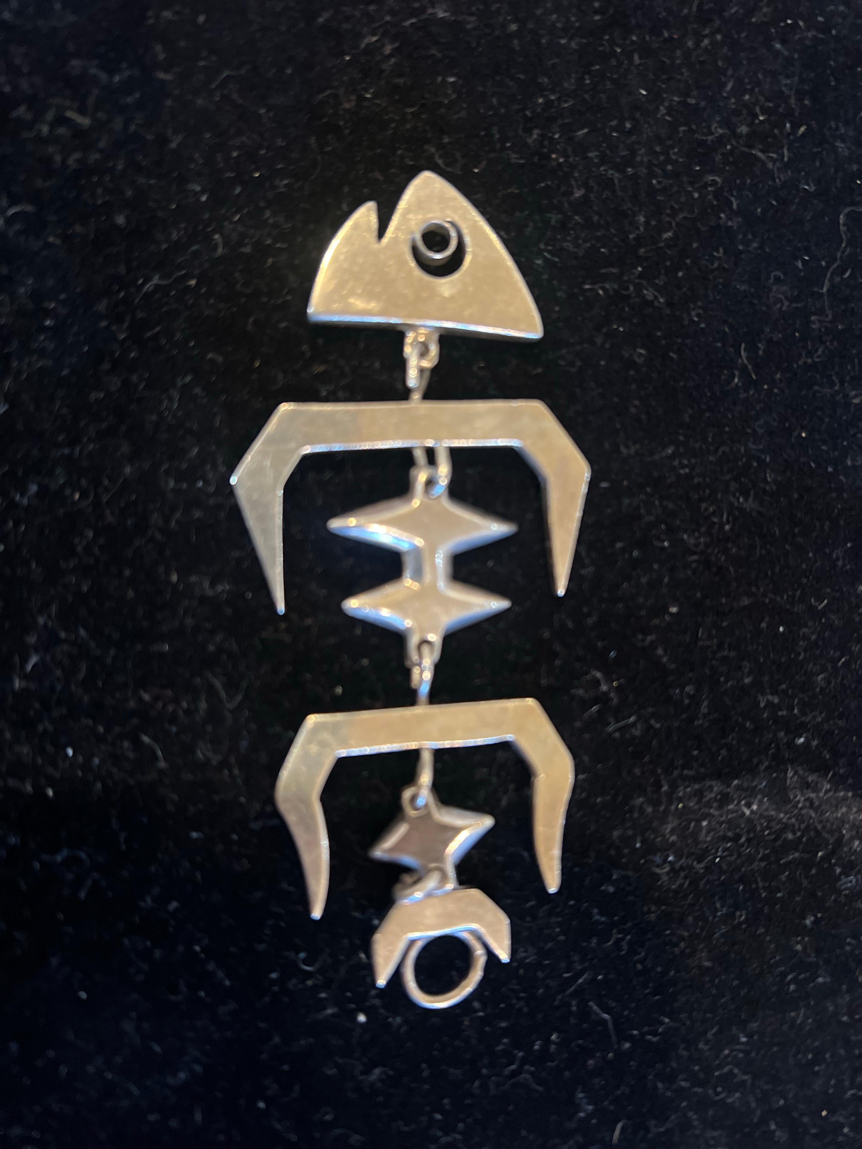 Mid Century Mexican Sterling Silber Brutalist Skelett Fisch von Melesio Rodriguez . stilvolle Anhänger gestempelt und signiert 925 .