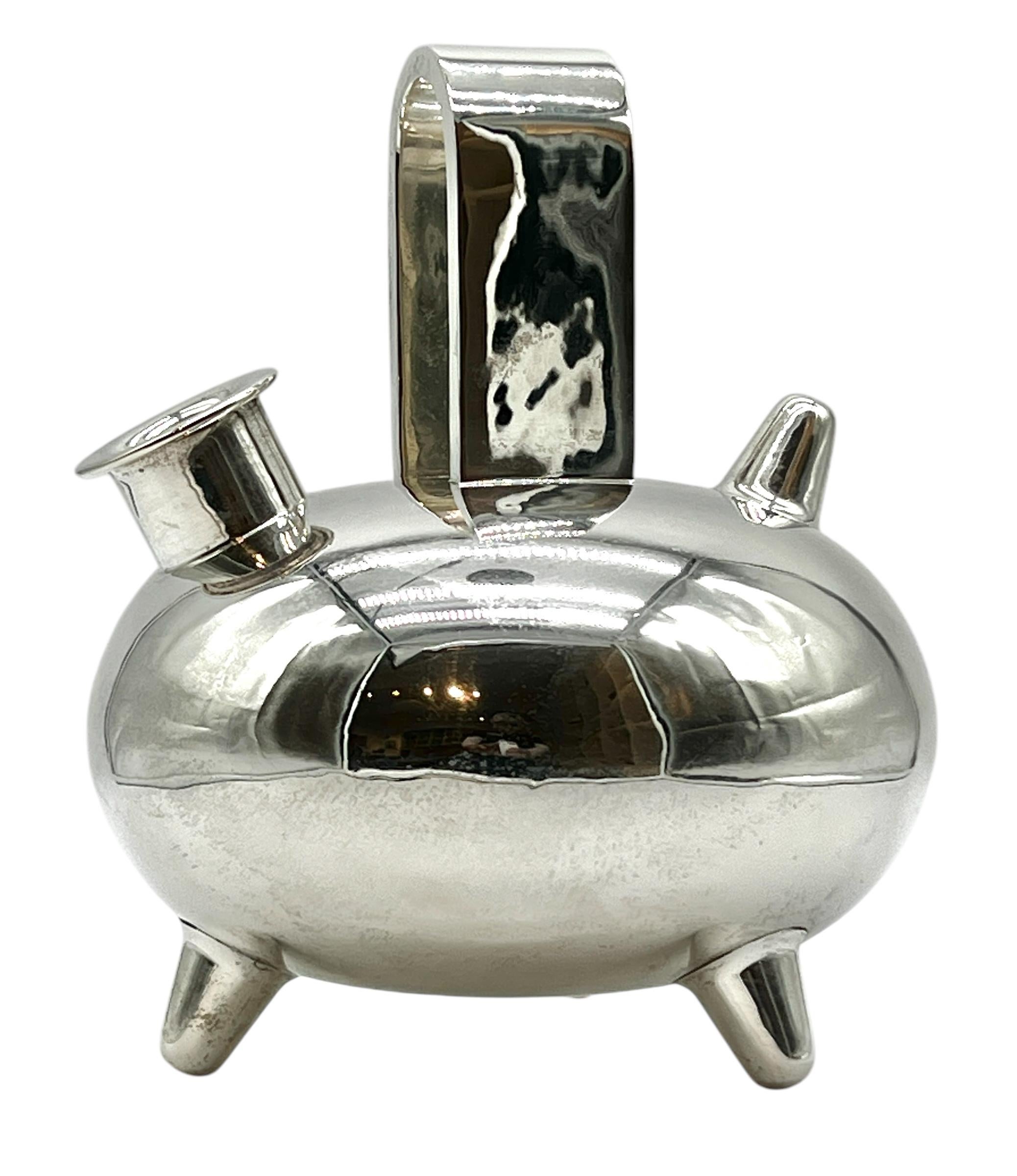 Théière à trois pieds en argent sterling du Mexique du milieu du siècle.  Signé sur le fond, RM Mex 925 MR111.  Pèse 62,12 ozt.  