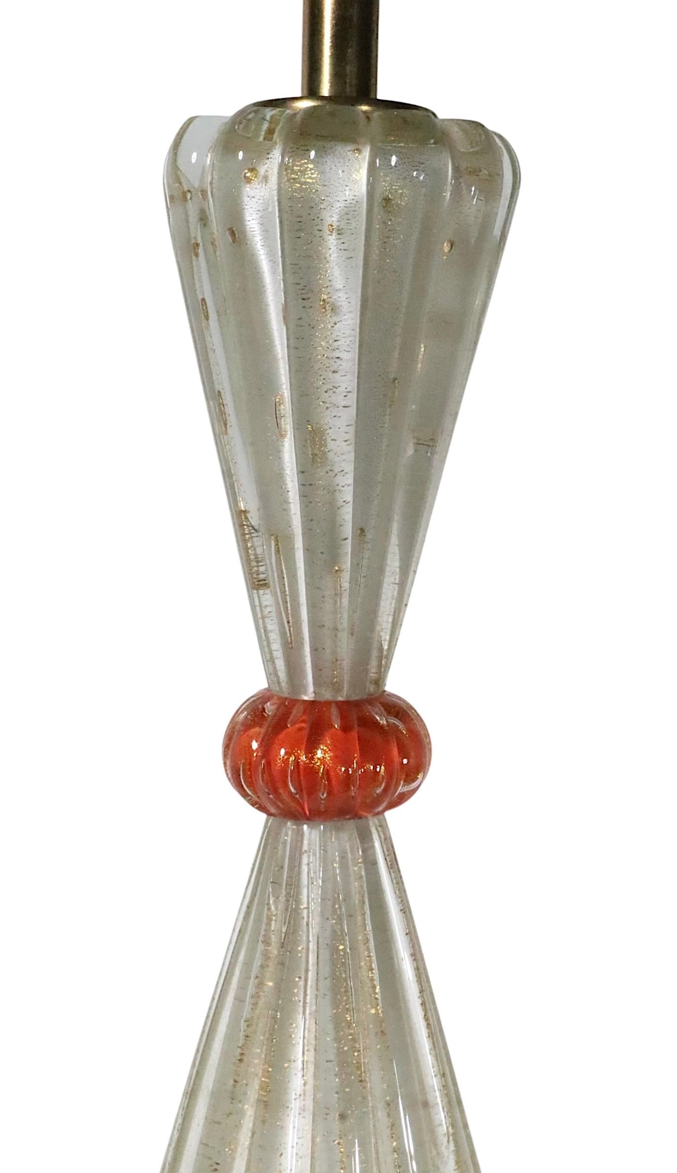 Außergewöhnliche Tischlampe aus Kunstglas, hergestellt in Murano, Italien, von Barovier&Toso um 1950. Die Lampe hat einen taillierten Glaskörper mit Goldflake-Einschlüssen, kontrollierten Blasen und einem strukturierten, gerippten Körper. Die Lampe