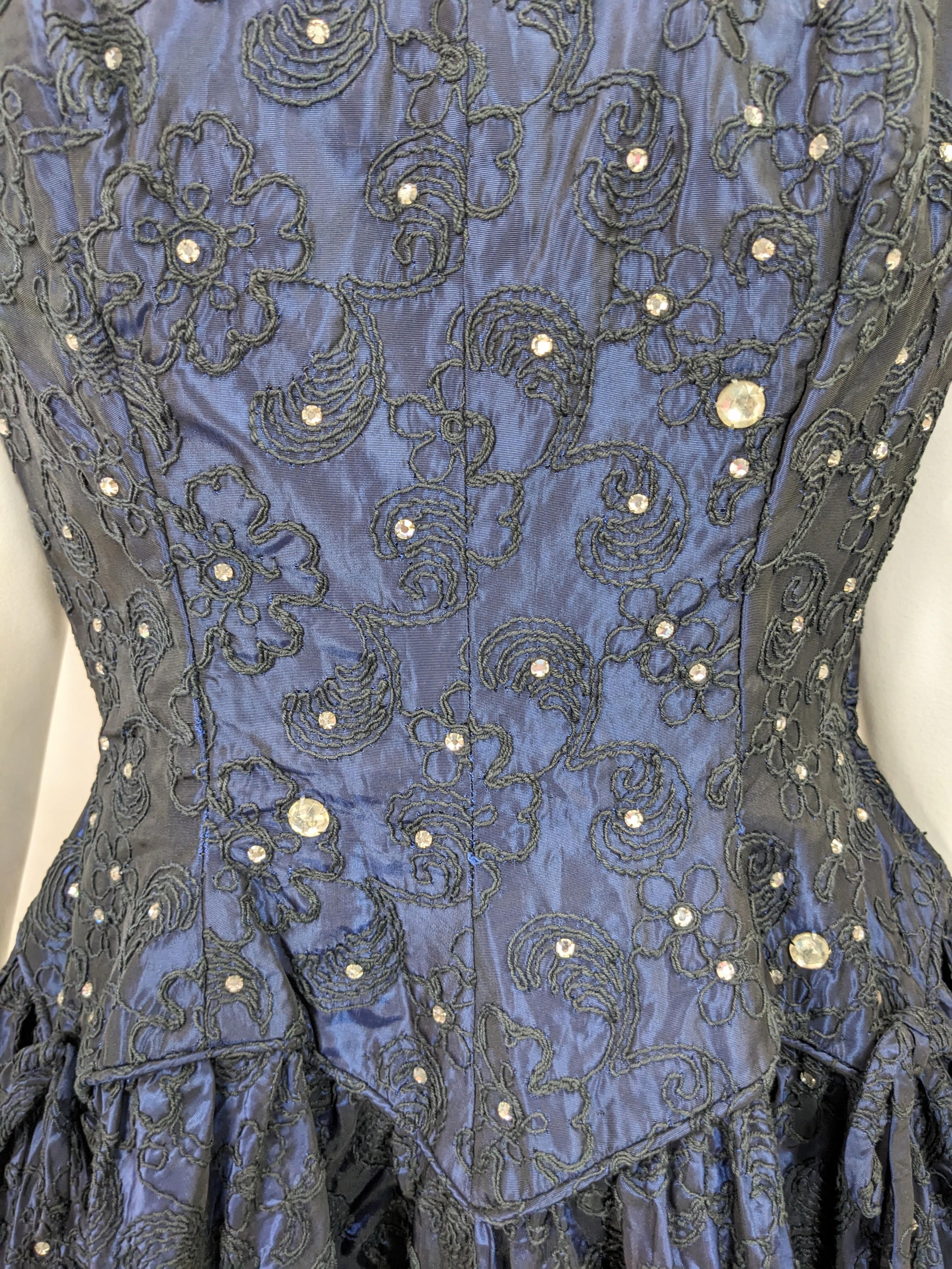 Robe de cocktail en taffetas incrusté de cristaux bleu nuit du milieu du siècle dernier Excellent état - En vente à New York, NY