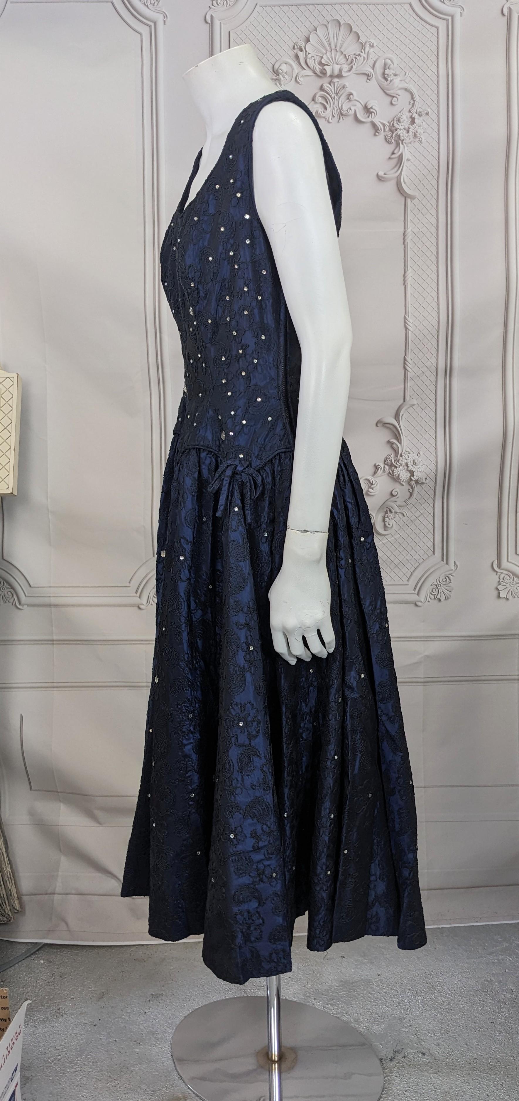 Robe de cocktail en taffetas incrusté de cristaux bleu nuit du milieu du siècle dernier Unisexe en vente