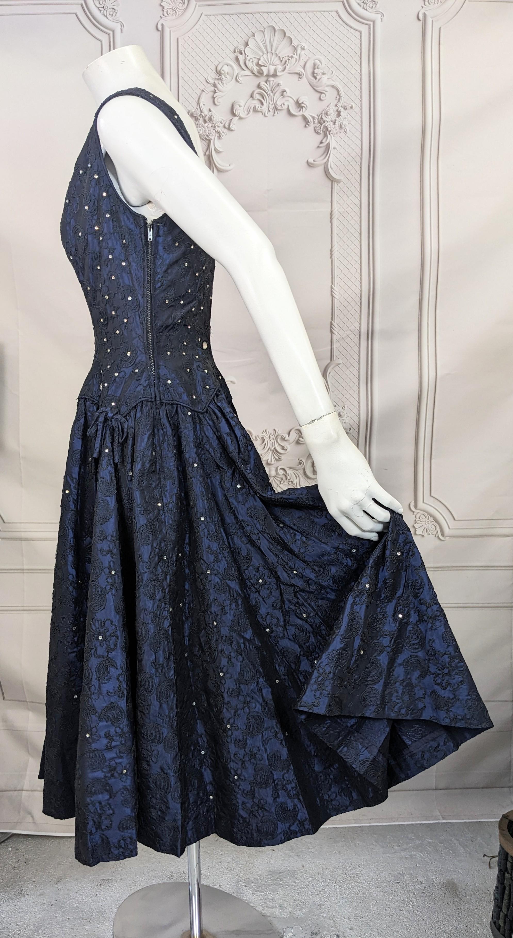 Robe de cocktail en taffetas incrusté de cristaux bleu nuit du milieu du siècle dernier en vente 1