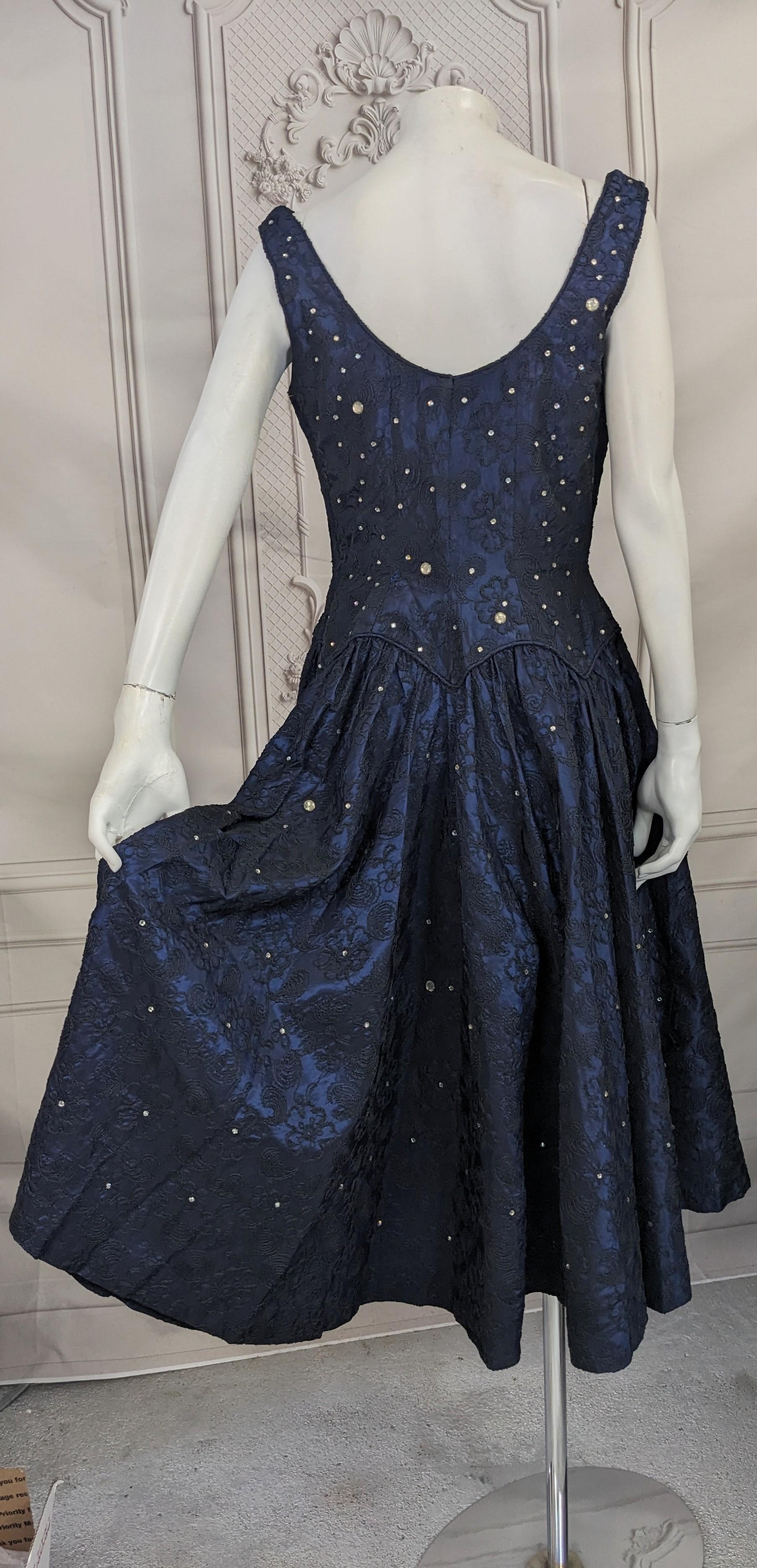 Robe de cocktail en taffetas incrusté de cristaux bleu nuit du milieu du siècle dernier en vente 2
