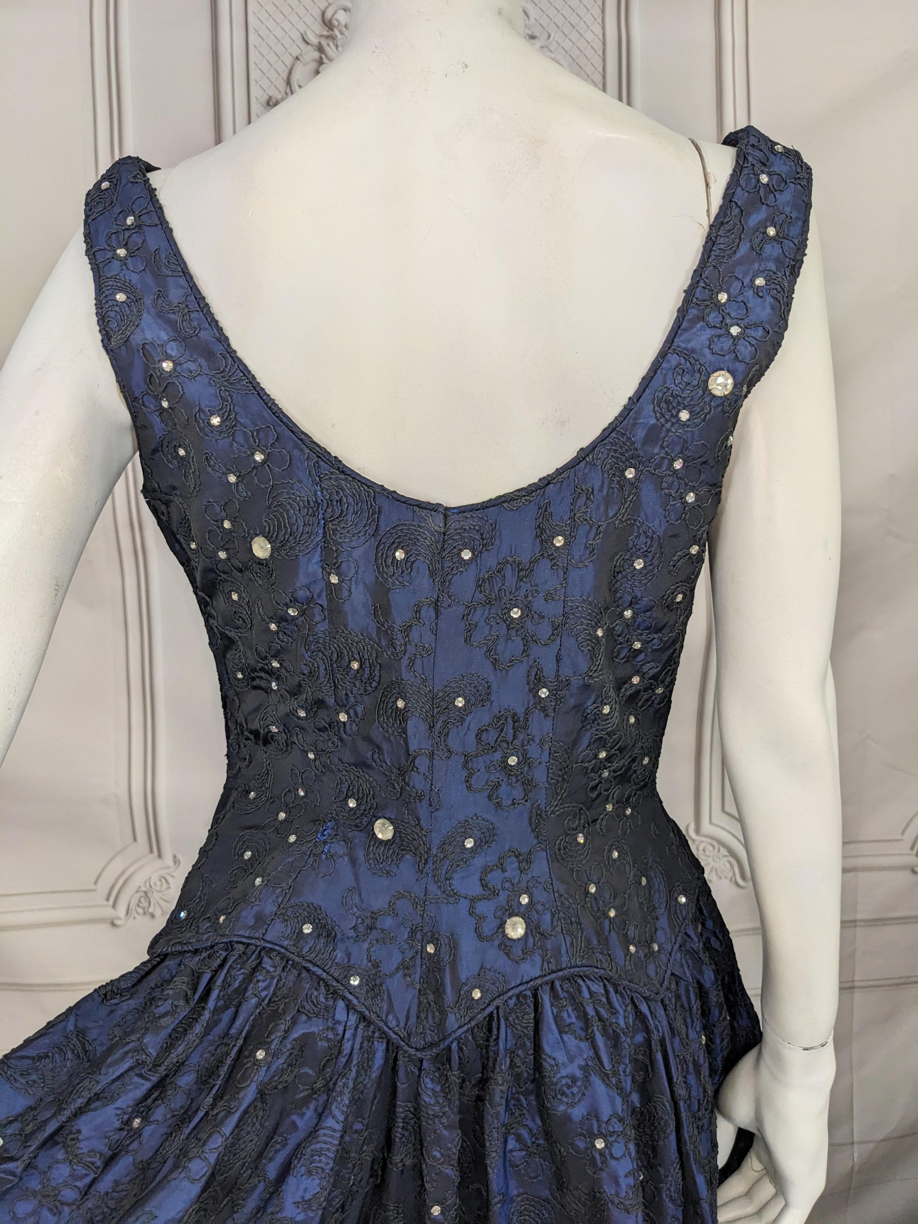 Robe de cocktail en taffetas incrusté de cristaux bleu nuit du milieu du siècle dernier en vente 3