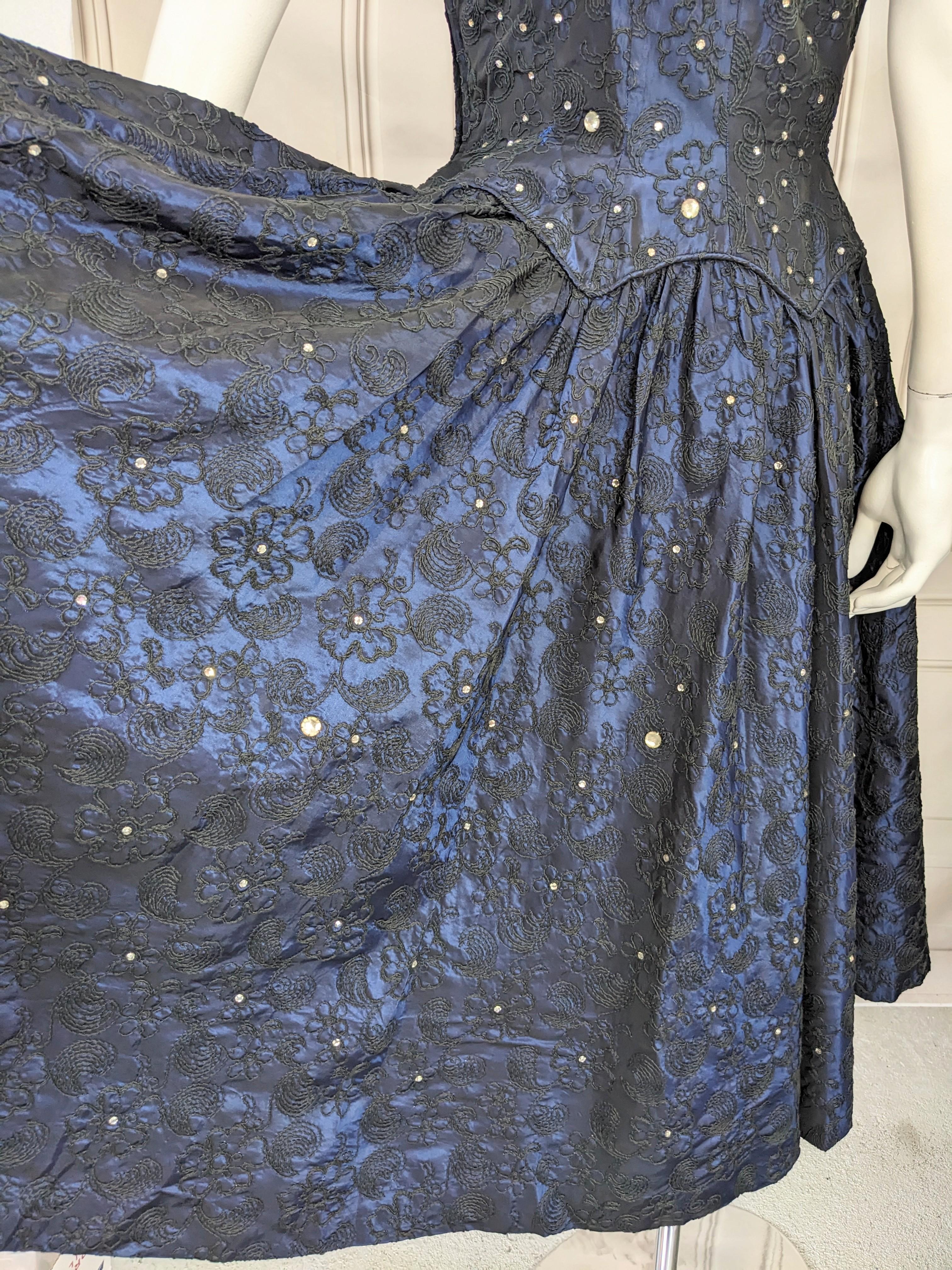 Robe de cocktail en taffetas incrusté de cristaux bleu nuit du milieu du siècle dernier en vente 4