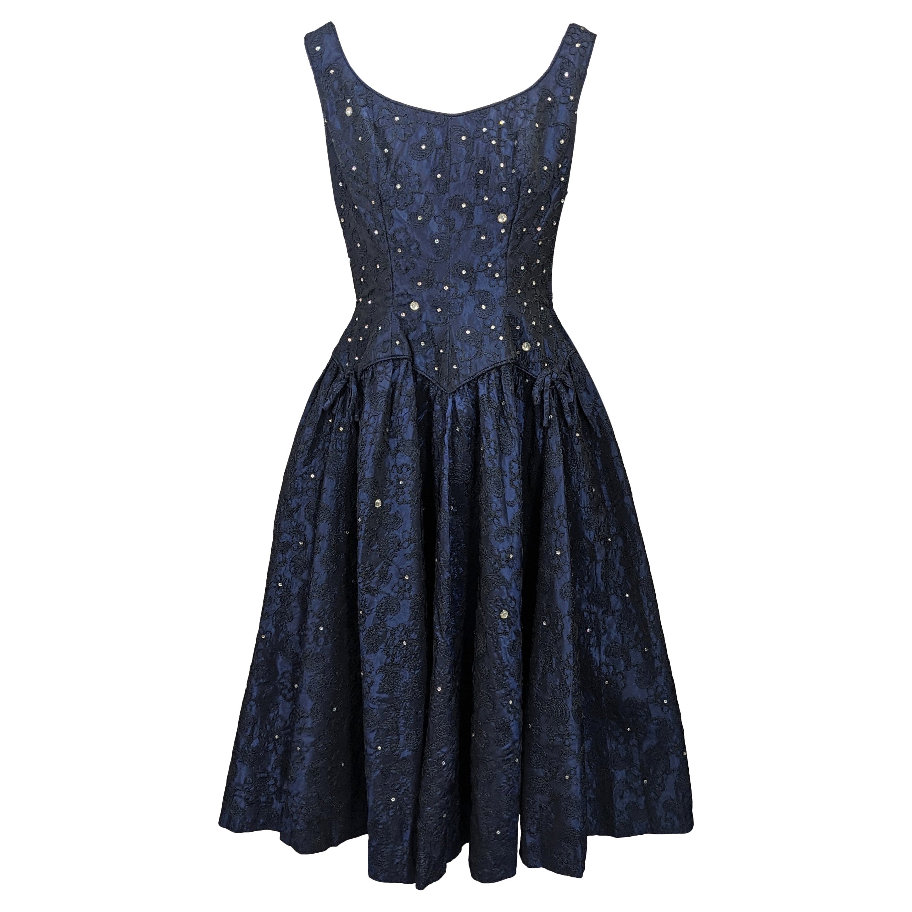 Robe de cocktail en taffetas incrusté de cristaux bleu nuit du milieu du siècle dernier en vente