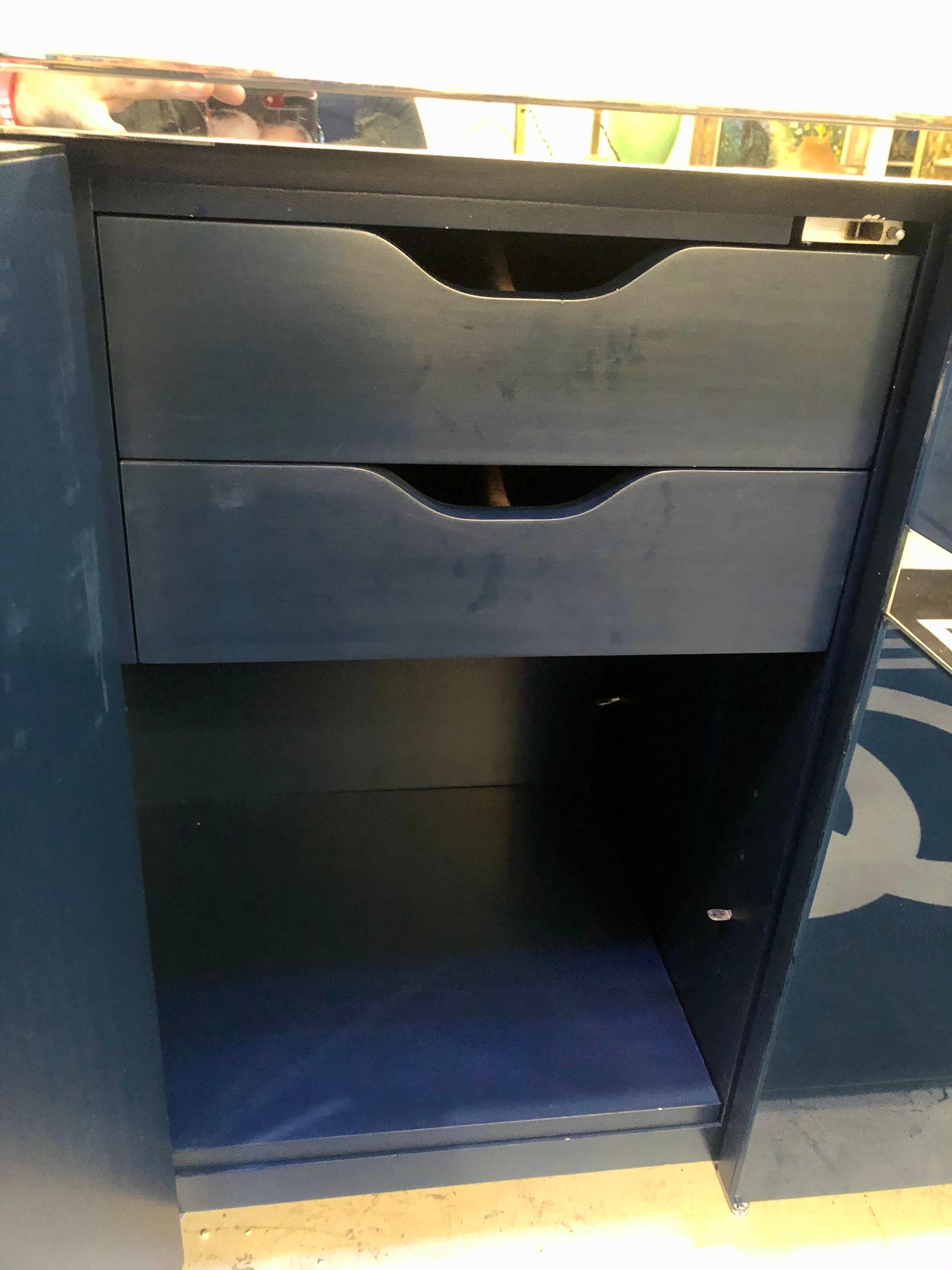 Mid-Century Midnight Blue Lacquer and Mirror Credenza For Sale 5