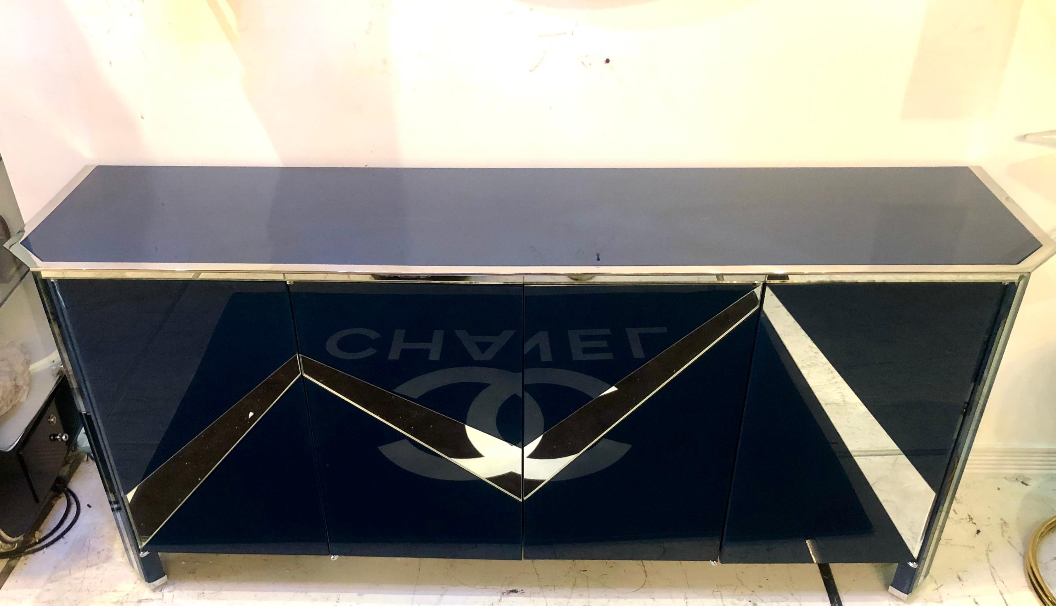 Mid-Century Midnight Blue Lacquer and Mirror Credenza In Good Condition For Sale In Miami, FL