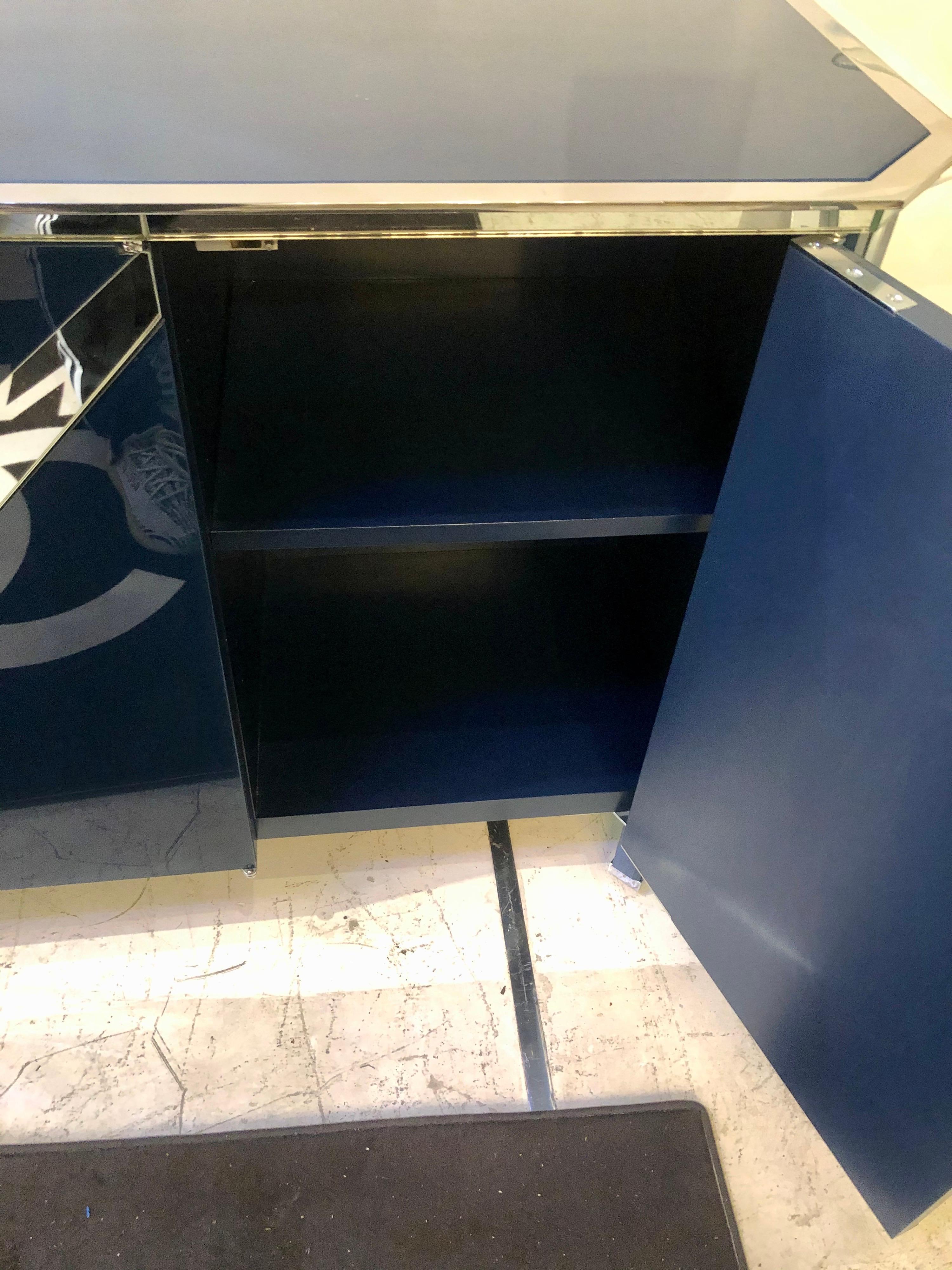 20th Century Mid-Century Midnight Blue Lacquer and Mirror Credenza For Sale