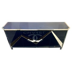 Credenza de mediados de siglo lacada en azul noche y con espejo