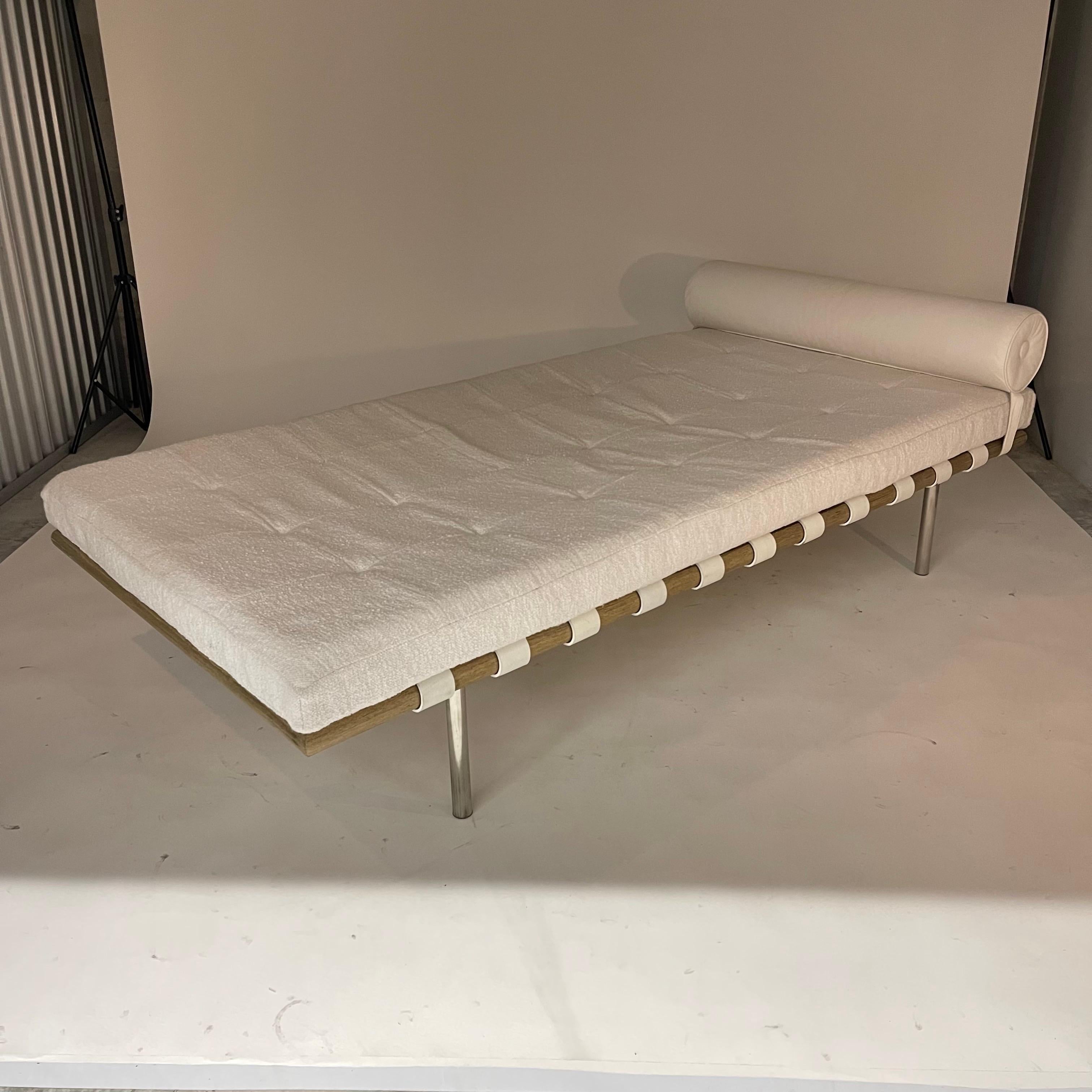 American Mid Century Mies van der Rohe Style Chaise Longe in Holly Hunt Great Plains For Sale