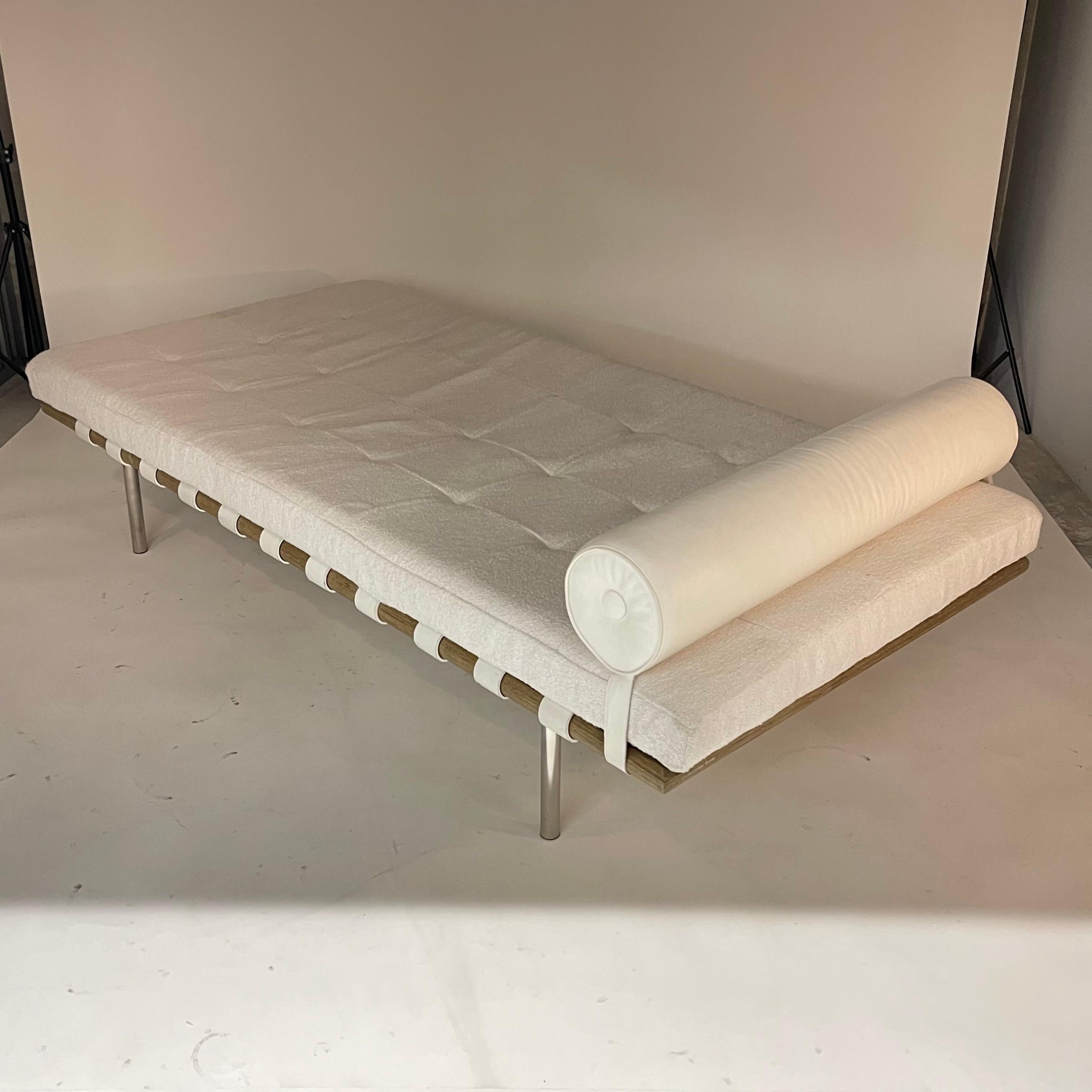 Mid Century Mies van der Rohe Style Chaise Longe in Holly Hunt Great Plains In Good Condition For Sale In Miami, FL