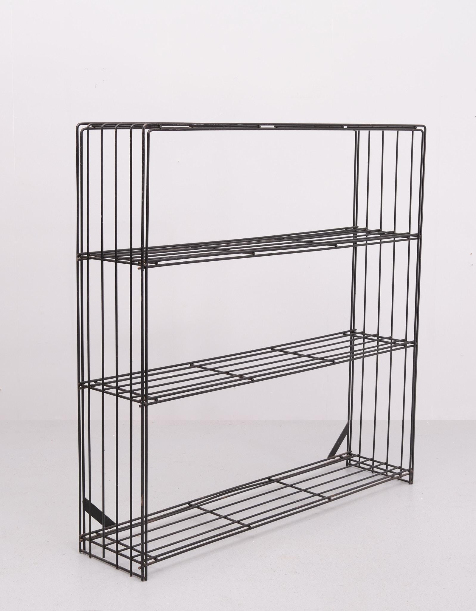 Très belle étagère de rangement en fil d'acier 1950 Hollande 
rare minimalism rack . Design/One  Tjerk Reijenga   pour Pilastro  