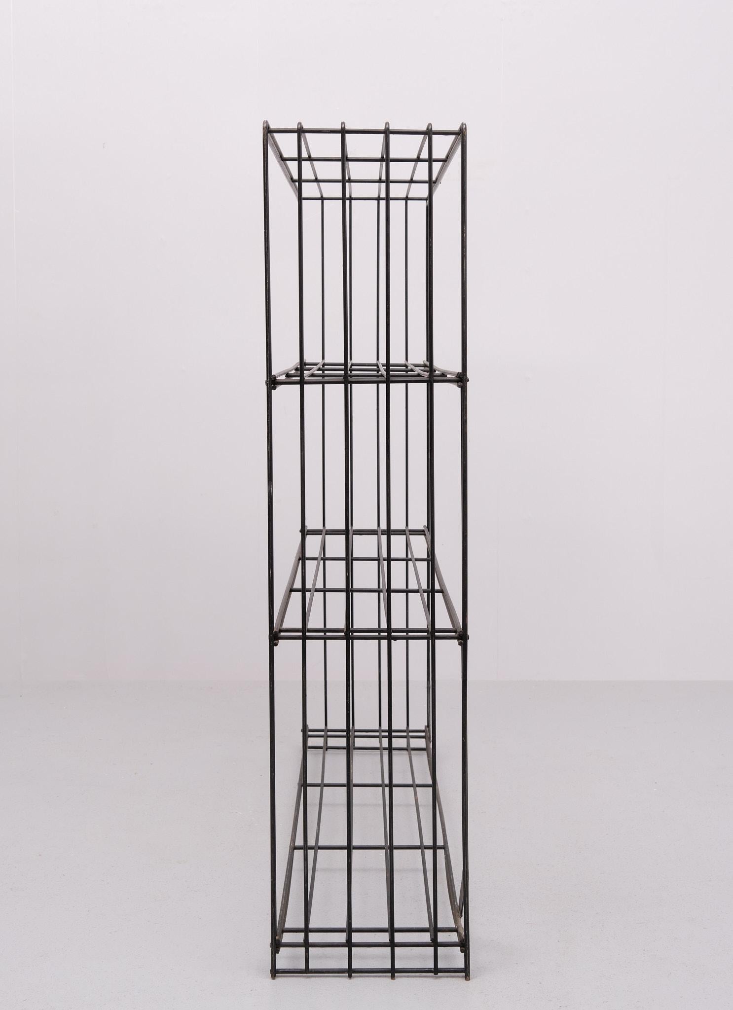 Minimalistisches Mid-Century-Regal „Pilastro“ von Tjerk Reijenga   1950er Jahre Holland  (Metallfaden) im Angebot