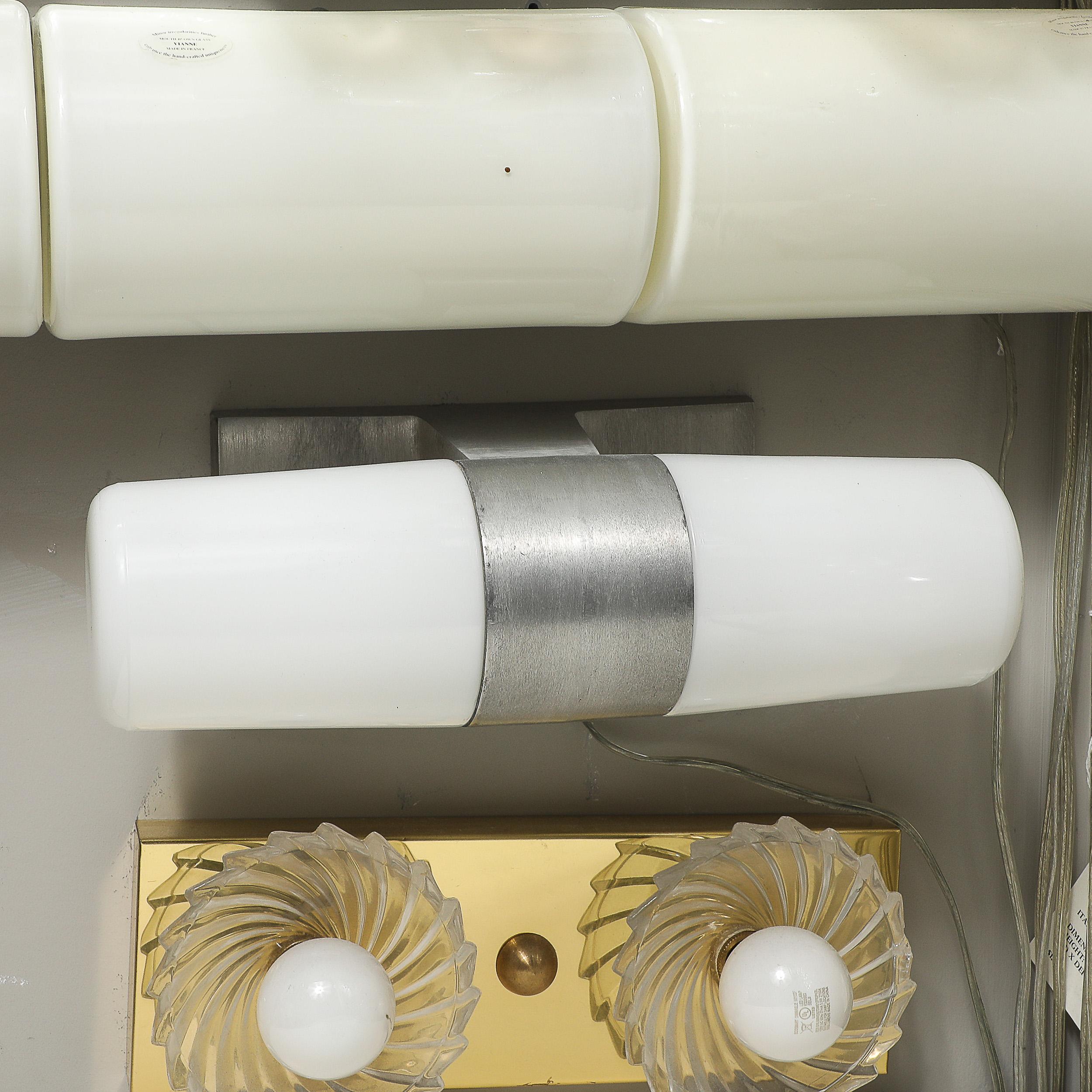 Ce meuble-lavabo de style moderne du milieu du siècle, conçu par le célèbre Paul Mayen pour Habitat dans les années 1960, capture l'élégance épurée et minimaliste de l'époque. Mariage parfait de la forme et de la fonction, cette pièce reflète