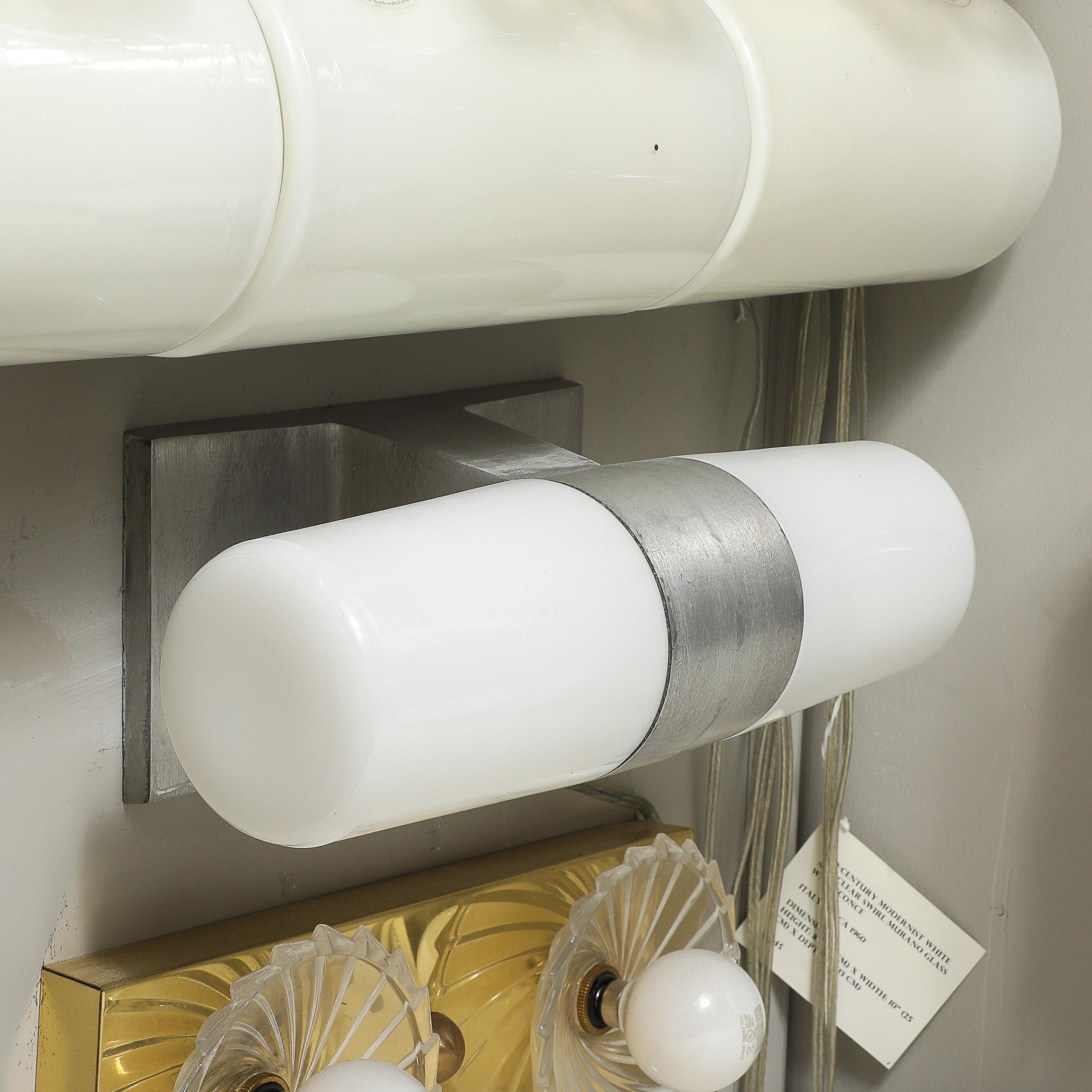Américain Lampe-lavabo cylindrique en verre au lait et aluminium brossé du milieu du siècle par Paul Mayen en vente