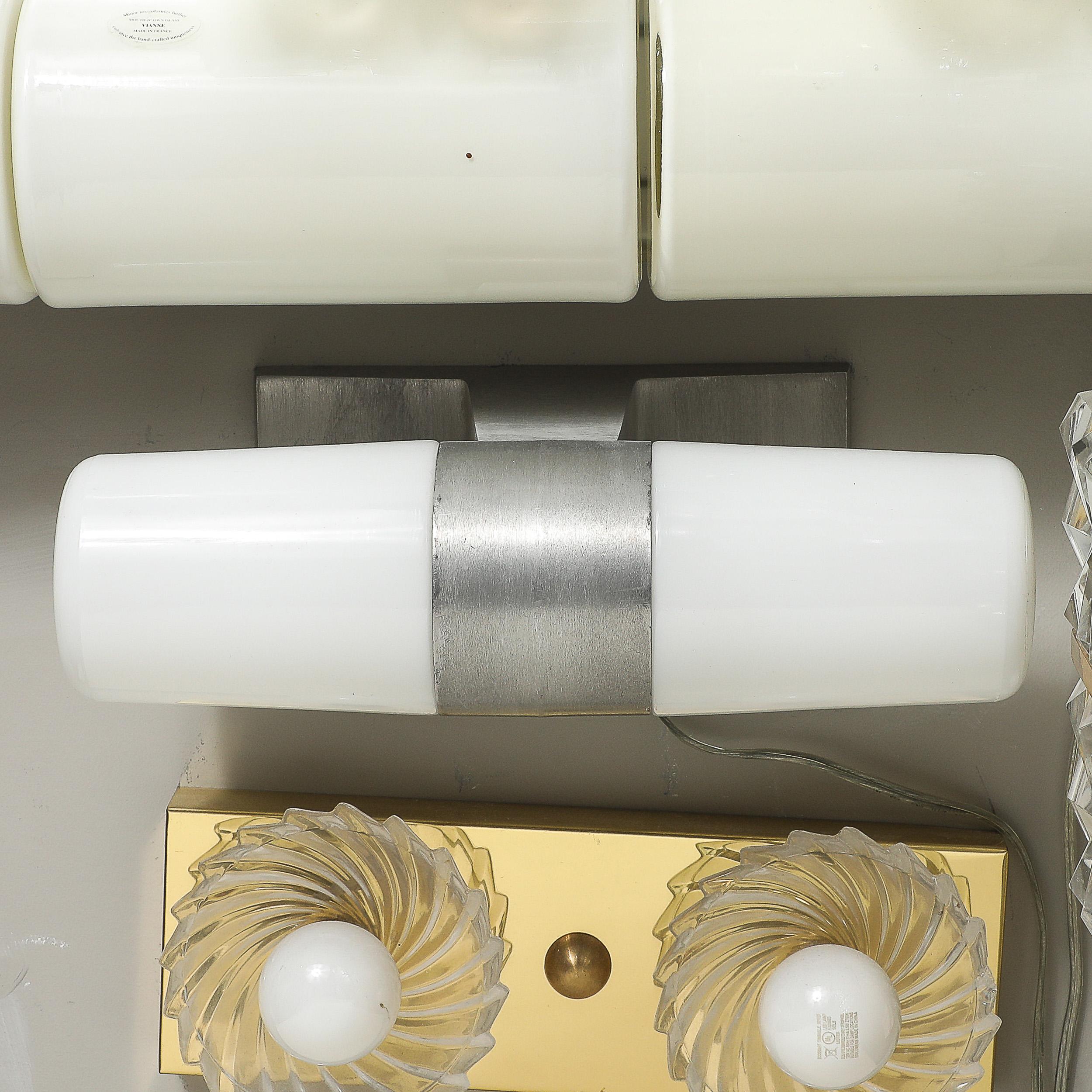 Milieu du XXe siècle Lampe-lavabo cylindrique en verre au lait et aluminium brossé du milieu du siècle par Paul Mayen en vente