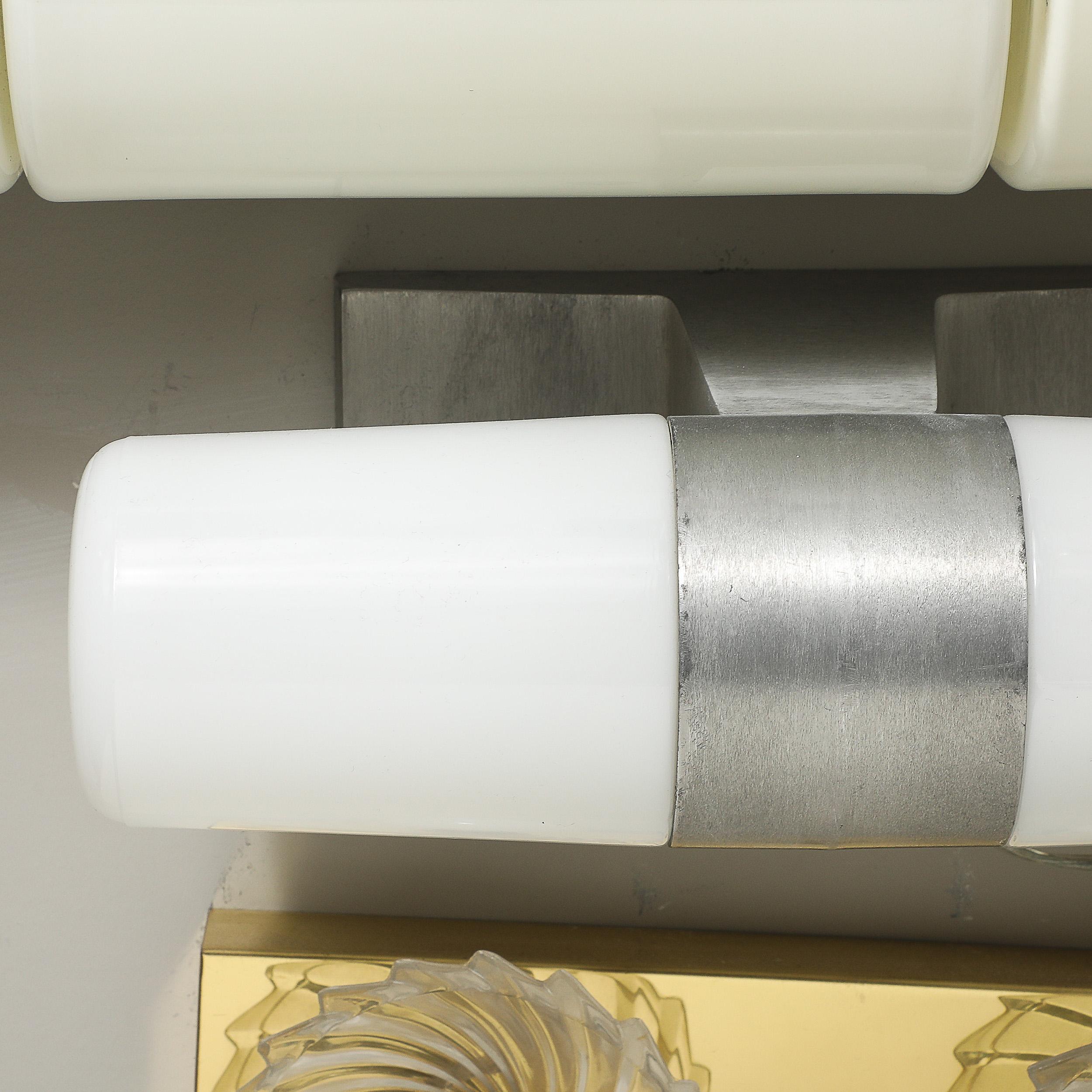 Aluminium Lampe-lavabo cylindrique en verre au lait et aluminium brossé du milieu du siècle par Paul Mayen en vente