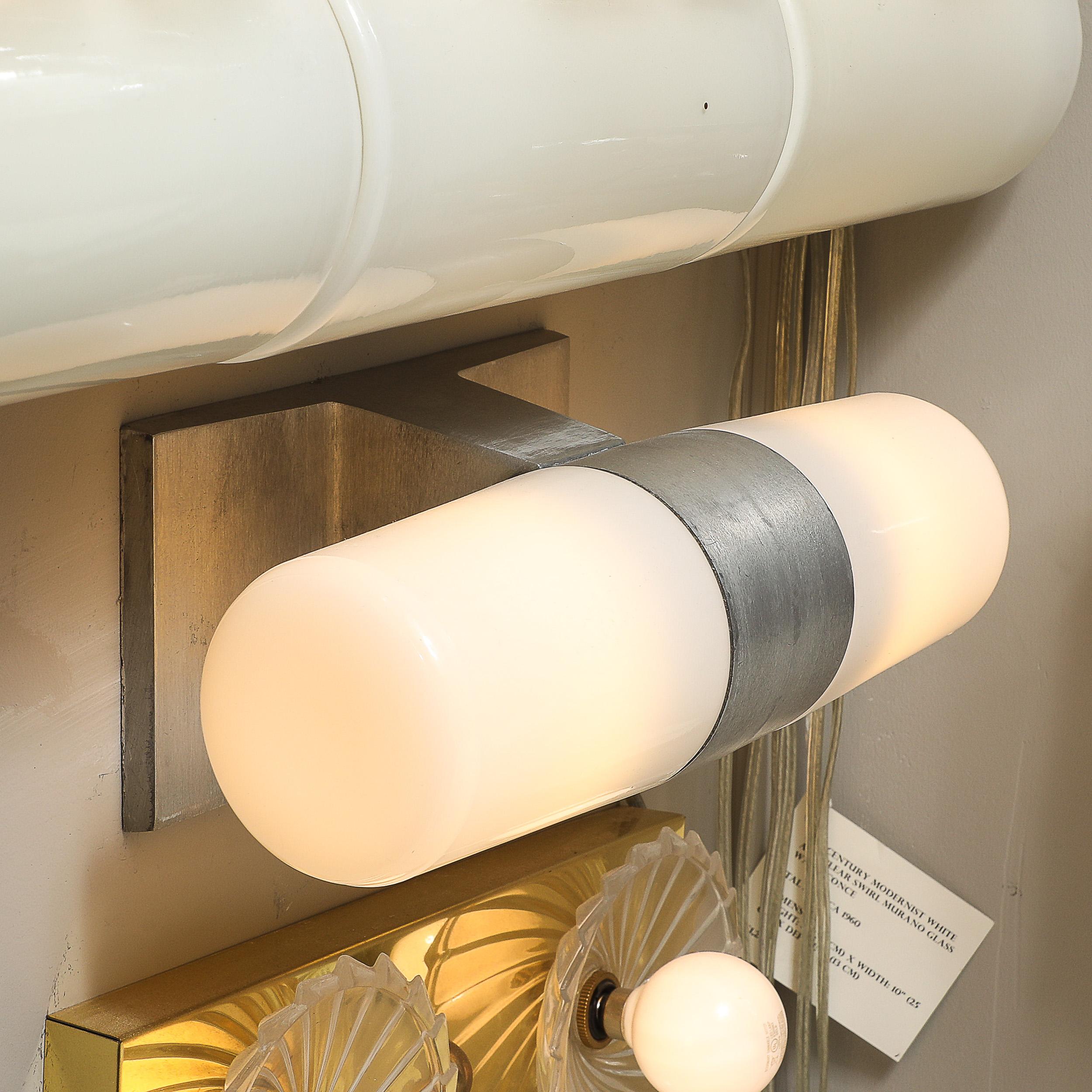 Lampe-lavabo cylindrique en verre au lait et aluminium brossé du milieu du siècle par Paul Mayen en vente 2