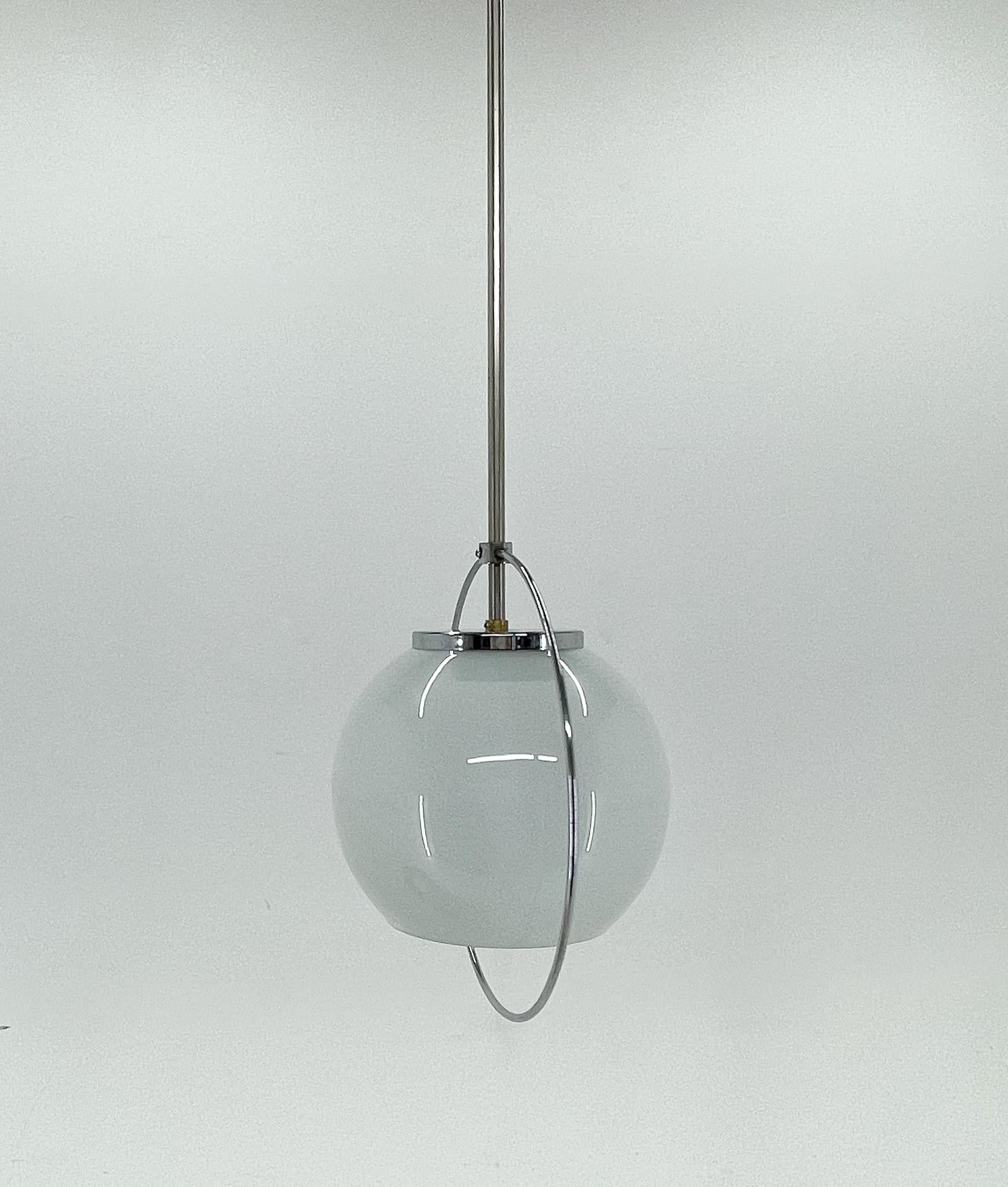 Art Déco Lampada a sospensione in vetro lattimo e cromo di metà secolo in vendita