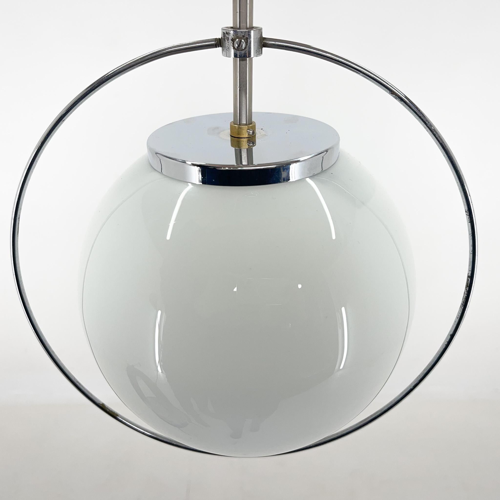 Lampada a sospensione in vetro lattimo e cromo di metà secolo In condizioni buone in vendita a Praha, CZ