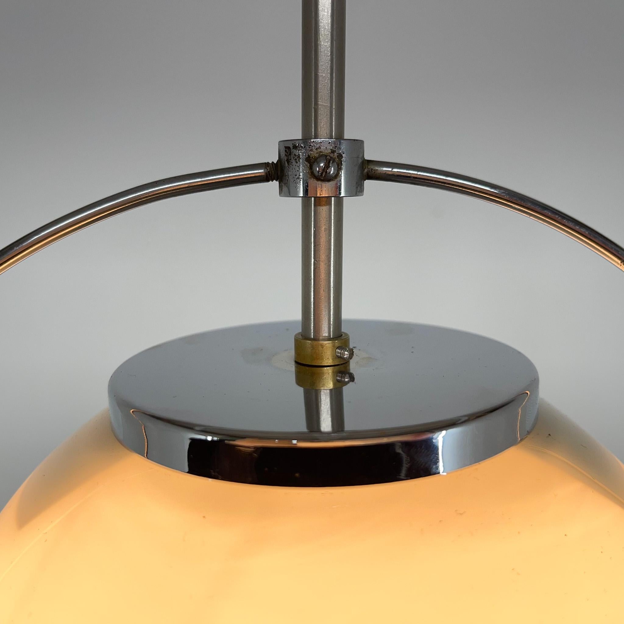 Lampada a sospensione in vetro lattimo e cromo di metà secolo in vendita 1