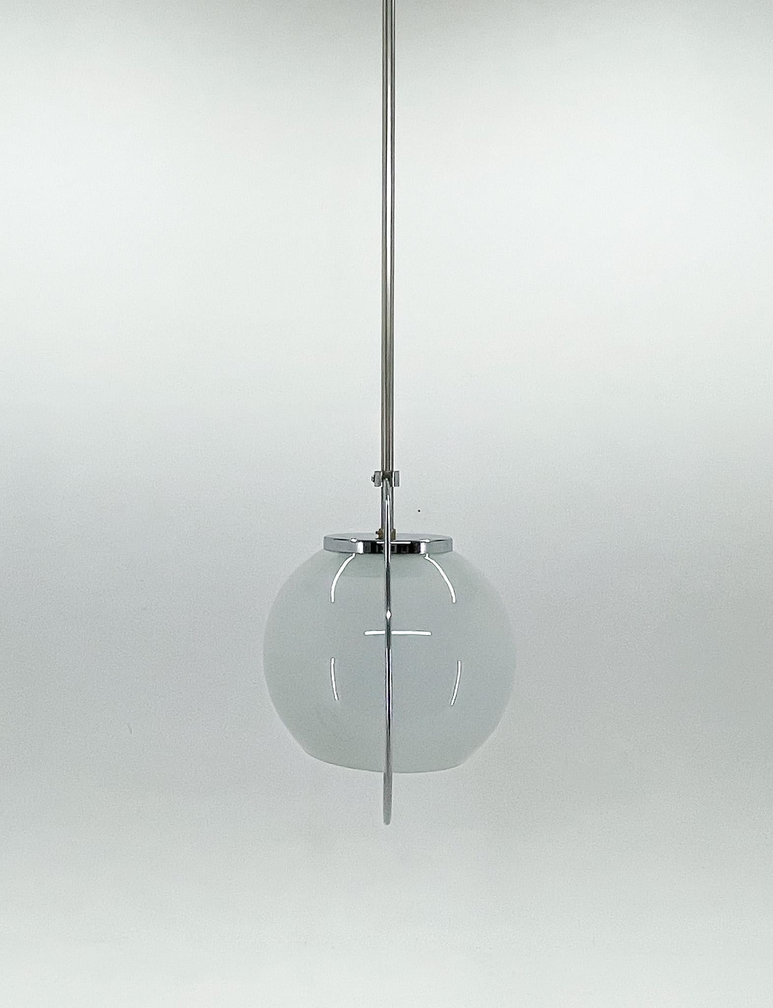 Lampada a sospensione in vetro lattimo e cromo di metà secolo in vendita 2