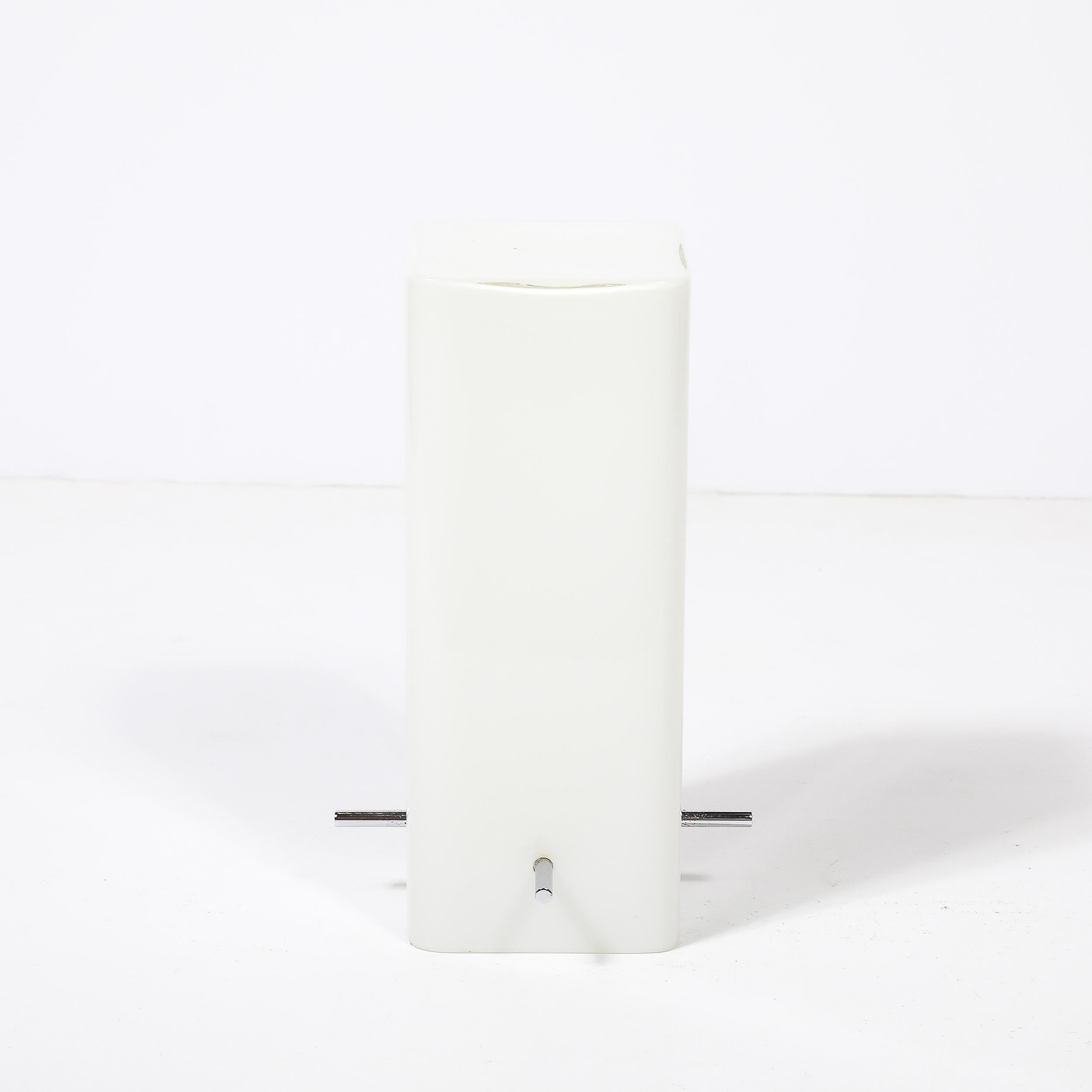 Lampada a colonna in vetro latte di metà secolo con attacchi cromati di Paul Mayen per Habitat In condizioni ottime in vendita a New York, NY