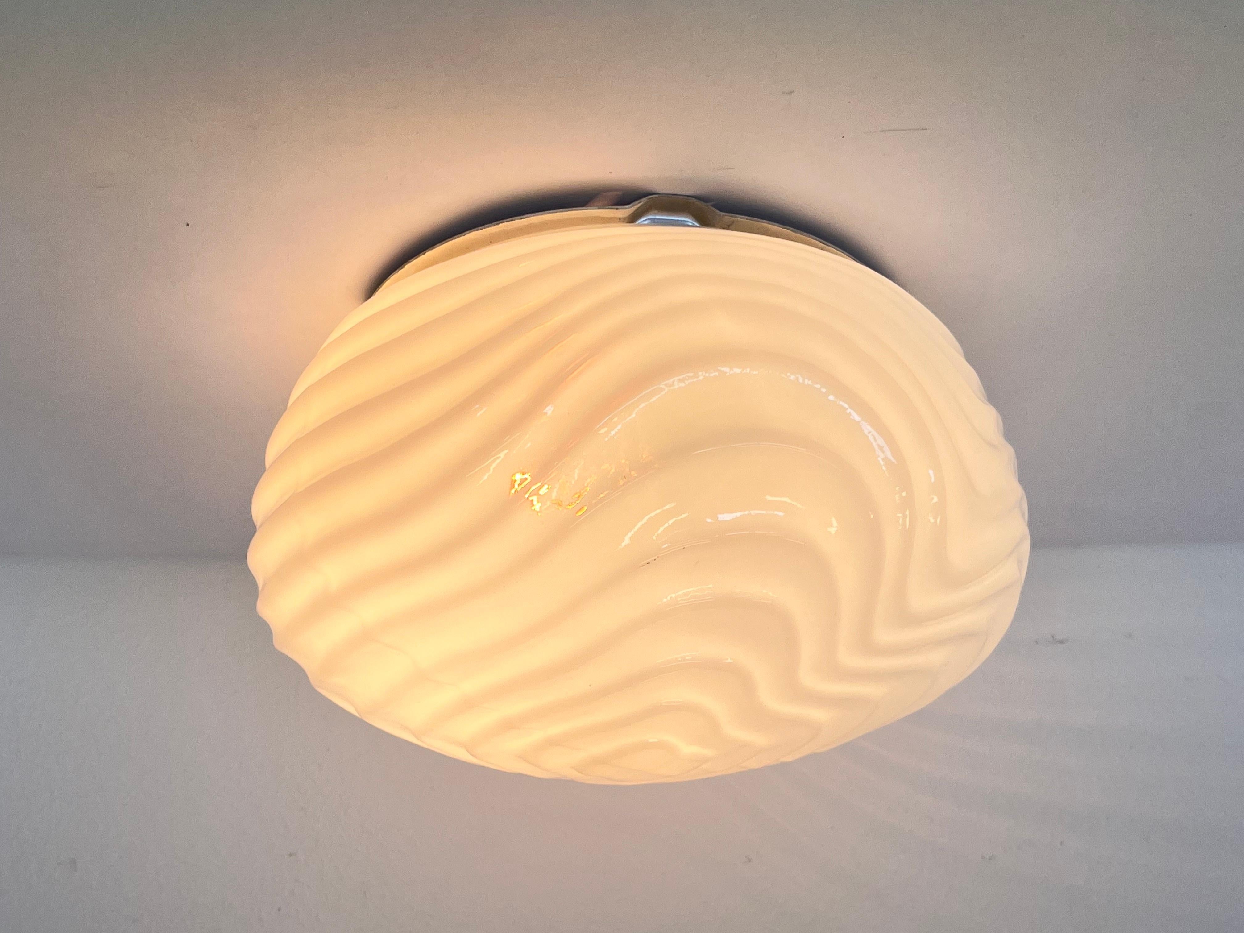 - Lampada da soffitto o da parete rotonda in vetro lattimo e metallo vintage
- Buone condizioni con alcuni segni d'uso (vedi foto)
- Nuovo cablaggio.
jr