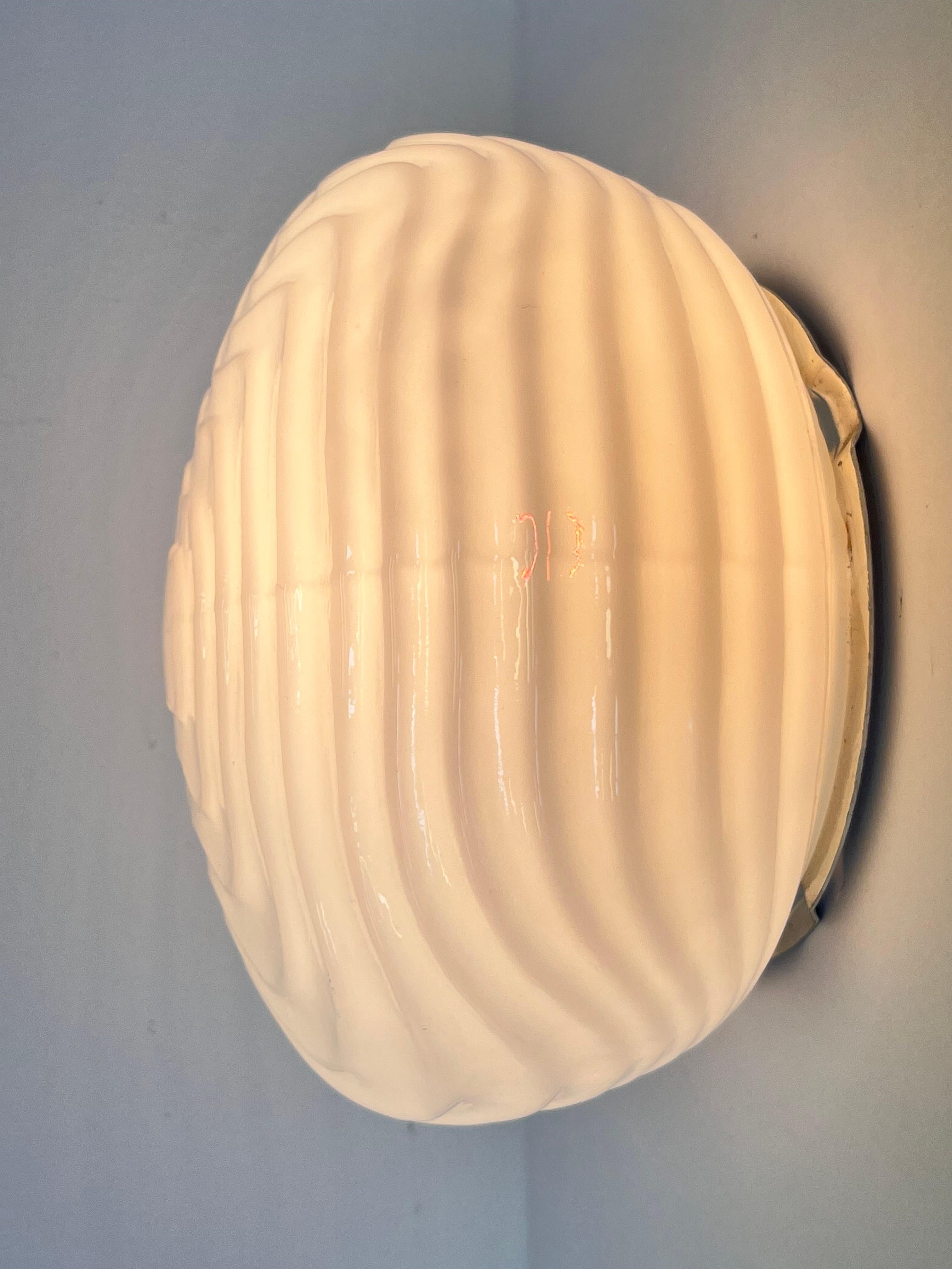 Lampada da incasso o da parete in vetro latte di metà secolo, Cecoslovacchia, 4 pezzi In condizioni buone in vendita a Praha, CZ