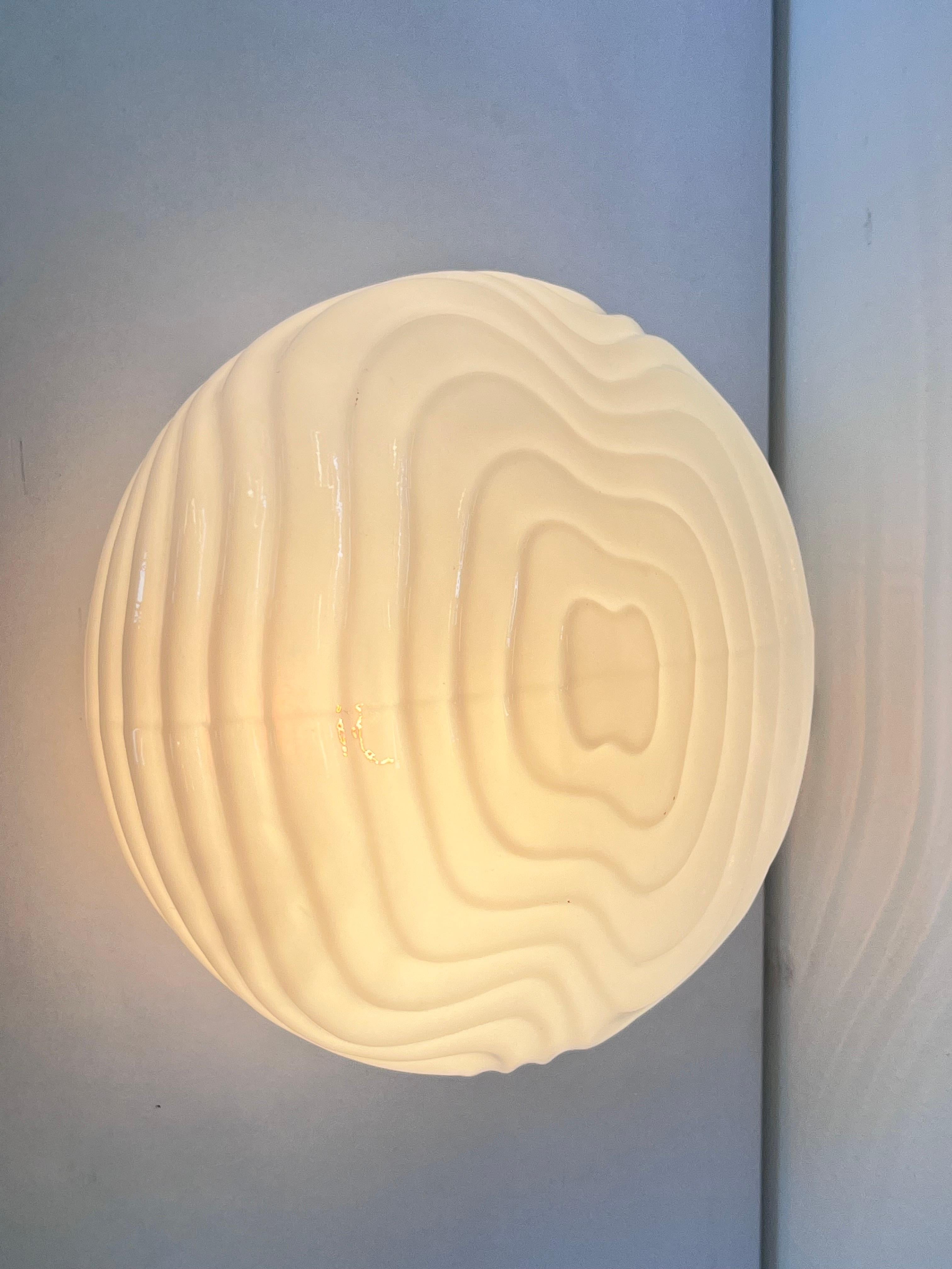 XX secolo Lampada da incasso o da parete in vetro latte di metà secolo, Cecoslovacchia, 4 pezzi in vendita