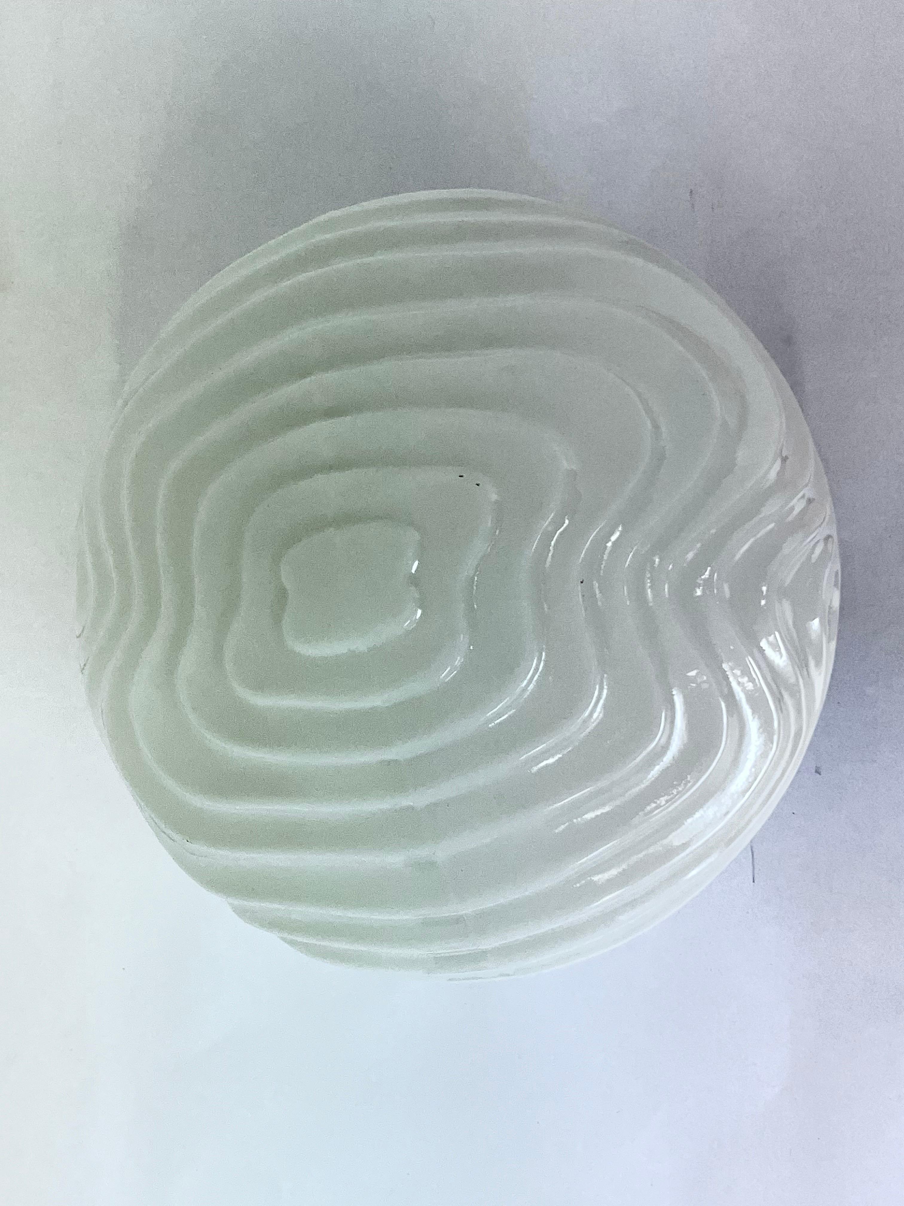 Metallo Lampada da incasso o da parete in vetro latte di metà secolo, Cecoslovacchia, 4 pezzi in vendita