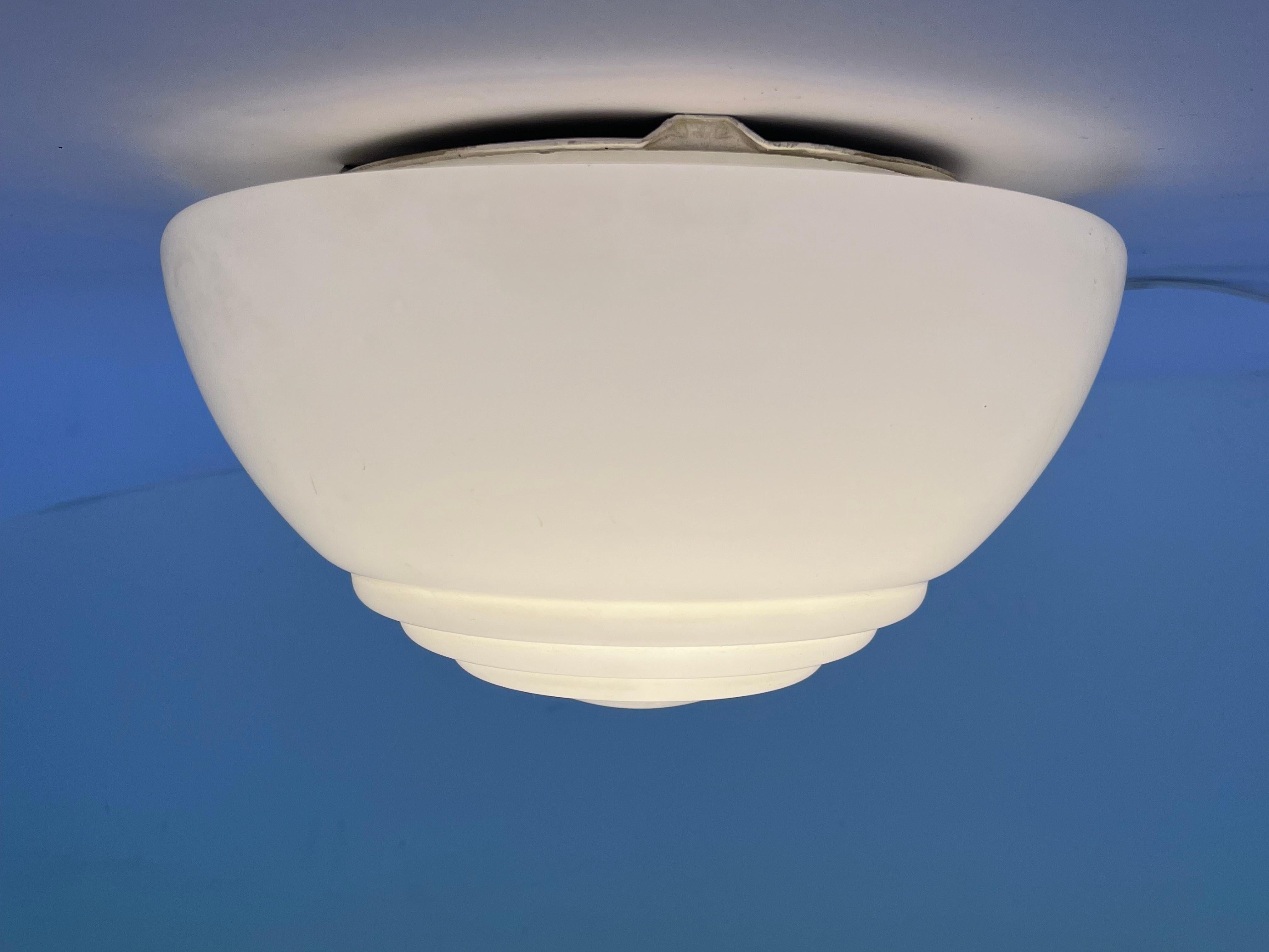 Mid-Century moderno Lampada da incasso o da parete in vetro latte di metà secolo, Cecoslovacchia in vendita