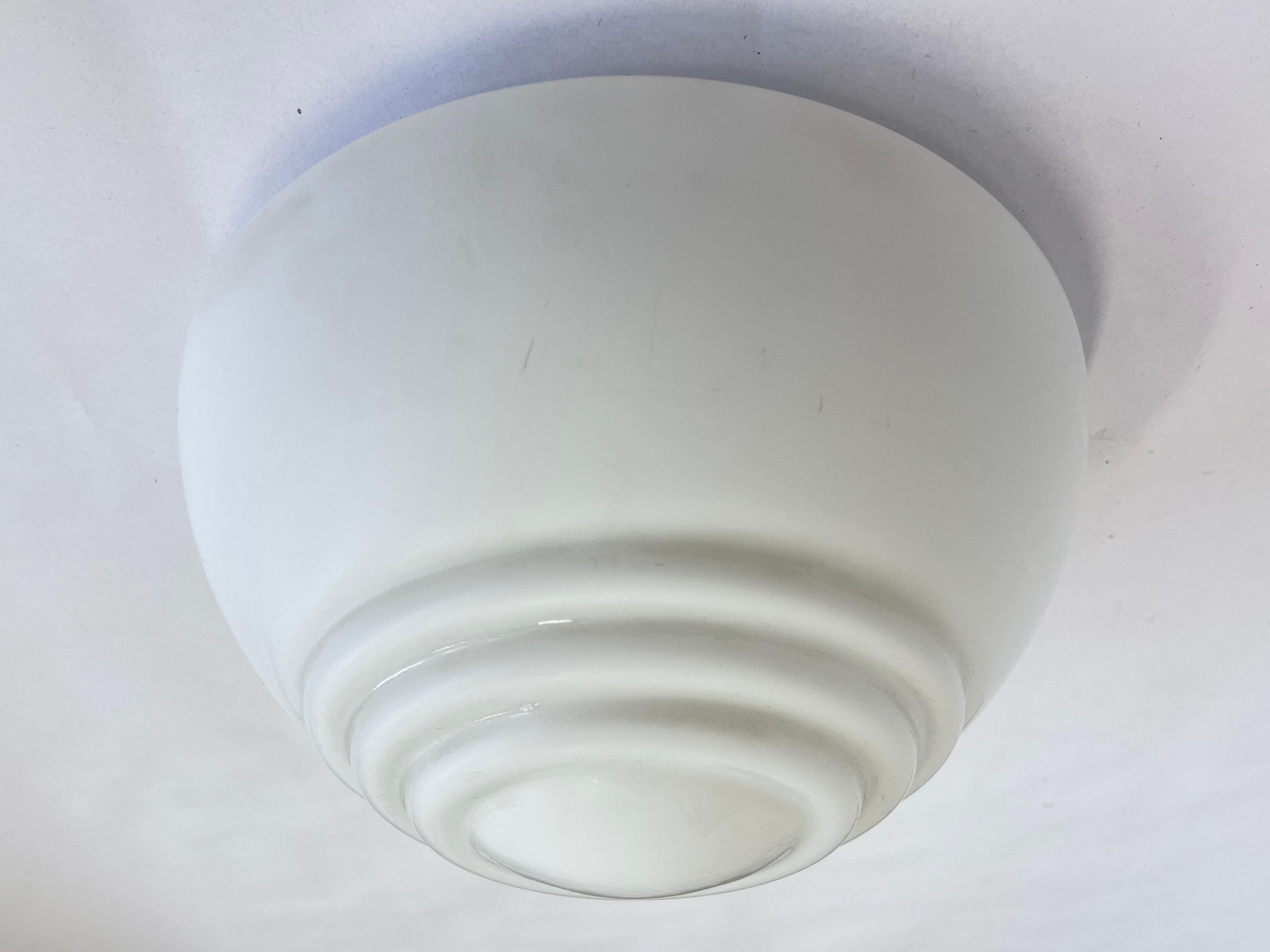 XX secolo Lampada da incasso o da parete in vetro latte di metà secolo, Cecoslovacchia in vendita