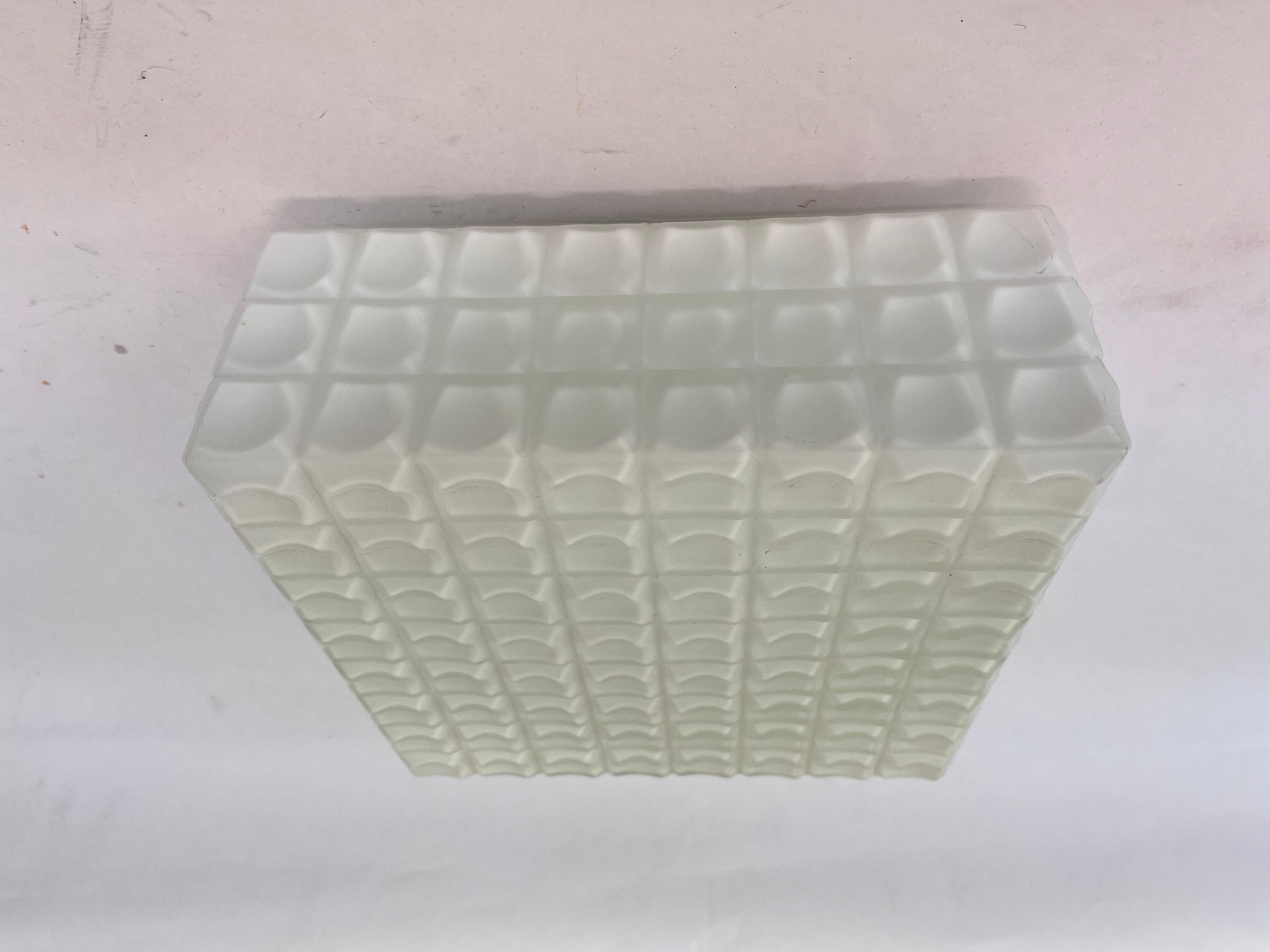 Milchglas-Einbau- oder Wandleuchte aus der Mitte des Jahrhunderts, Tschechoslowakei (Metall) im Angebot