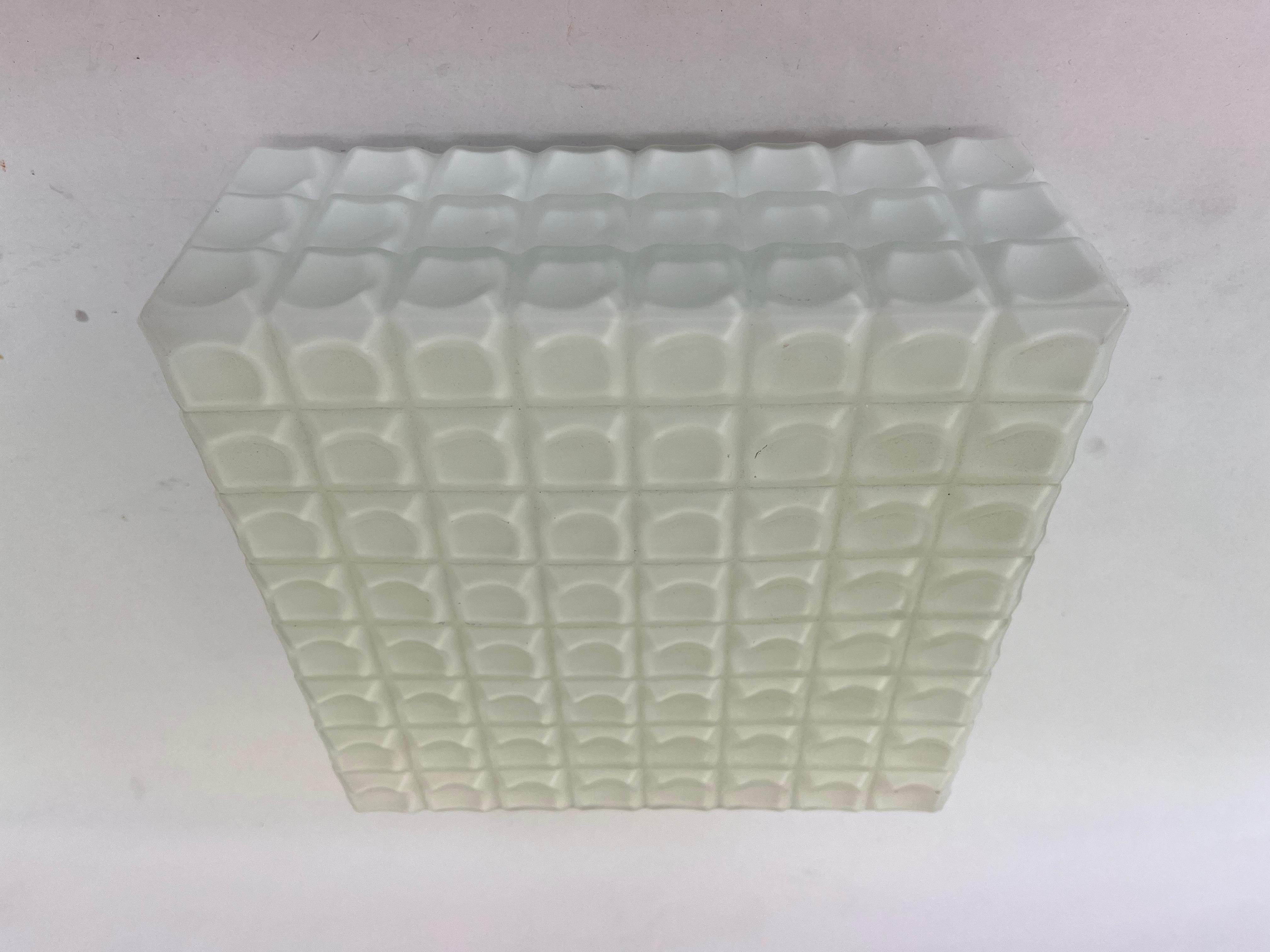 Milchglas-Einbau- oder Wandleuchte aus der Mitte des Jahrhunderts, Tschechoslowakei im Angebot 1