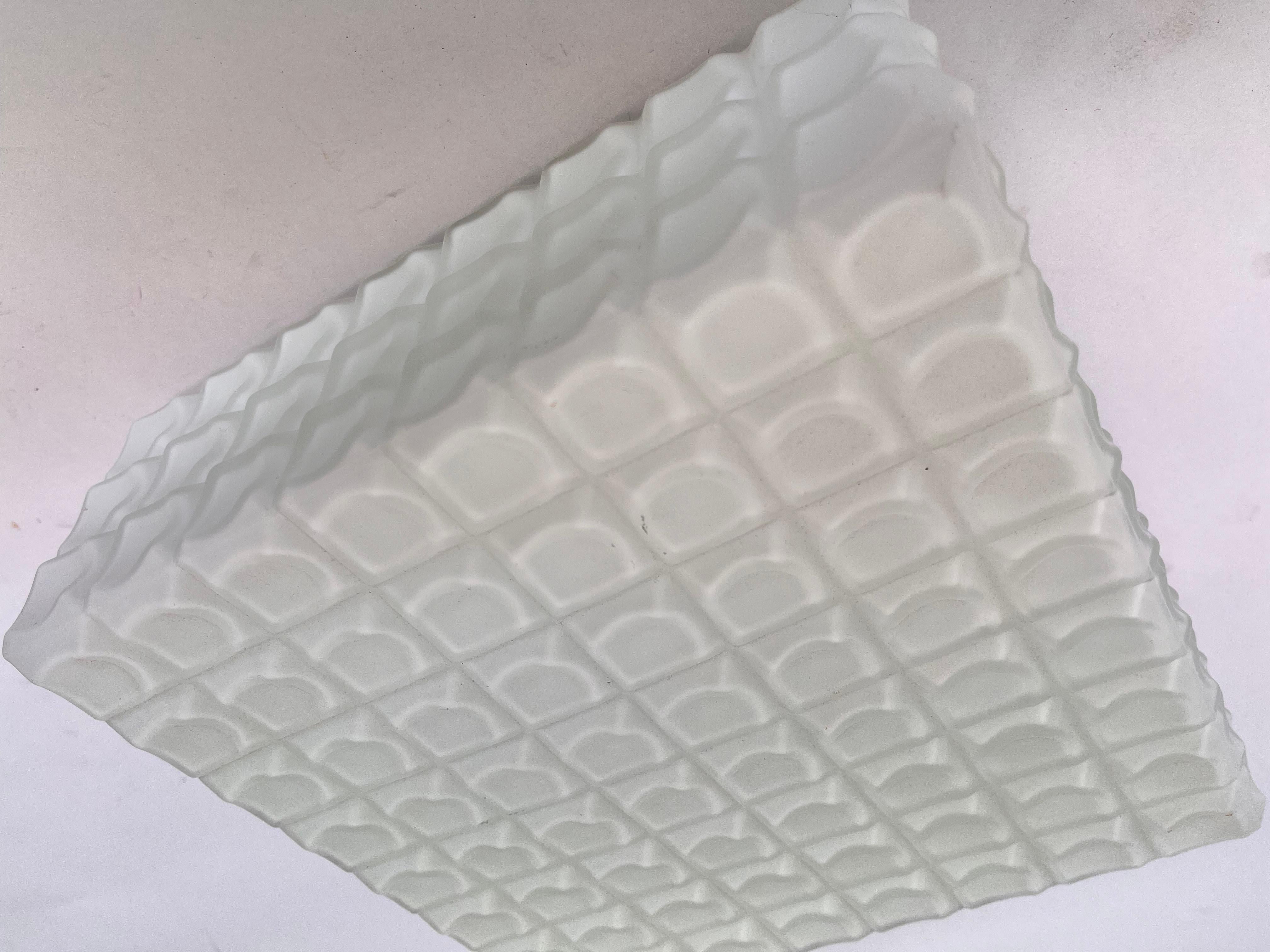 Milchglas-Einbau- oder Wandleuchte aus der Mitte des Jahrhunderts, Tschechoslowakei im Angebot 2