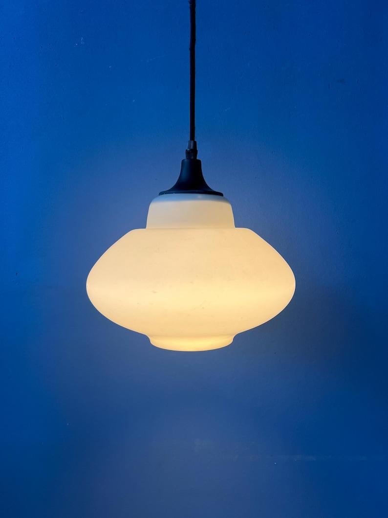Lampada a sospensione in vetro lattimo in stile danese attribuita a Louis Kalff. La lampada ha una forma liscia e delicata e produce una luce calda. La lampada richiede una lampadina E27/26 (standard).

Informazioni aggiuntive:
Materiali: Vetro,