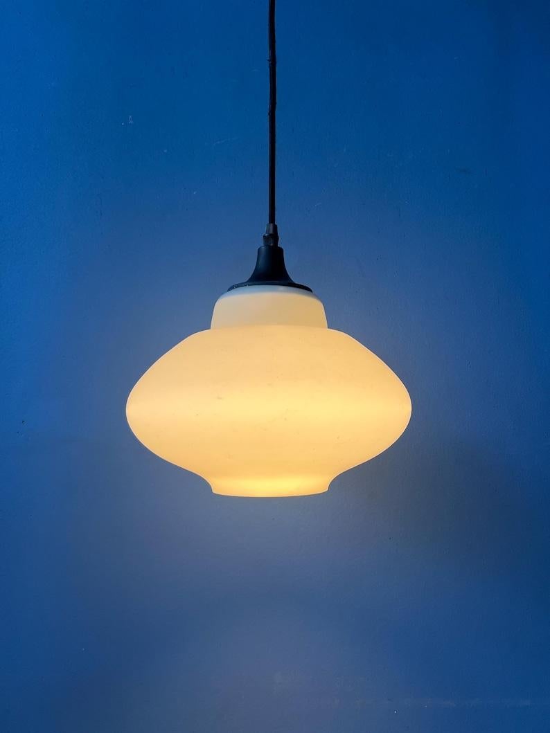 Lampada a sospensione in vetro lattiginoso di metà secolo attribuita a Louis Kalff, anni '70 In condizioni ottime in vendita a ROTTERDAM, ZH
