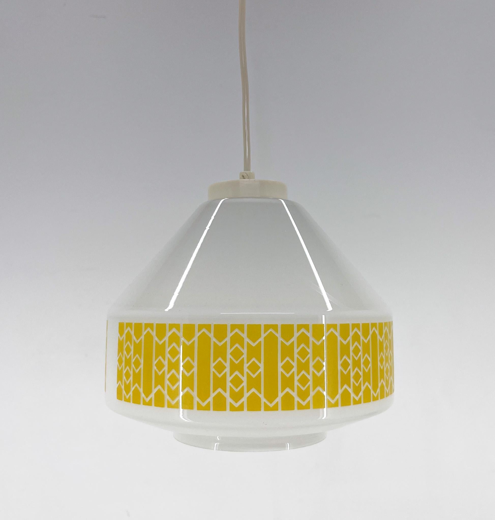 Vintage glass pendant light made of milk glass with yellow printed decoration. Bulb: 1x E26-27. US wiring compatible.